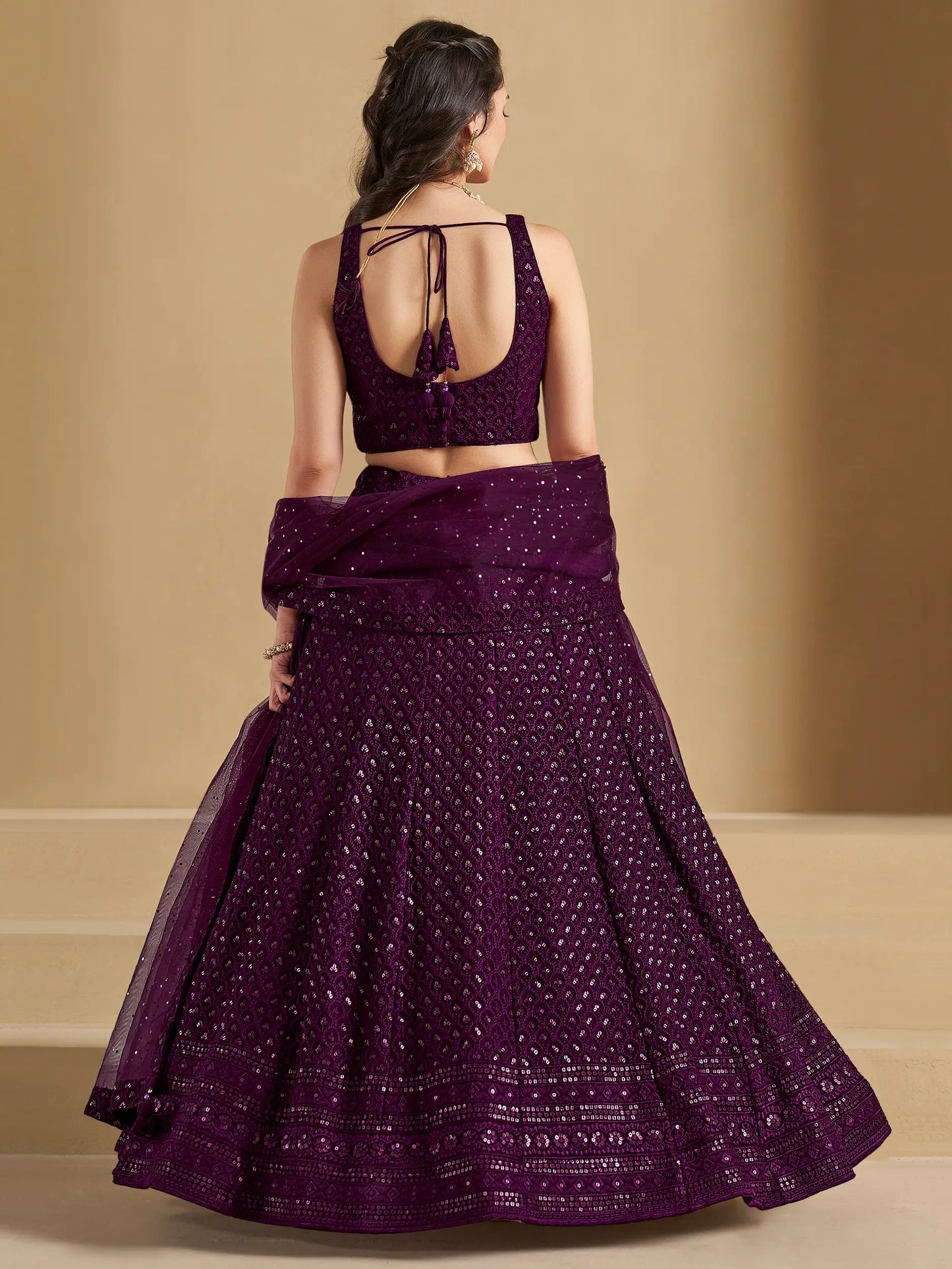 Üppiger traubenvioletter Abend-Lehenga mit Paillettenstickerei und Dupatta