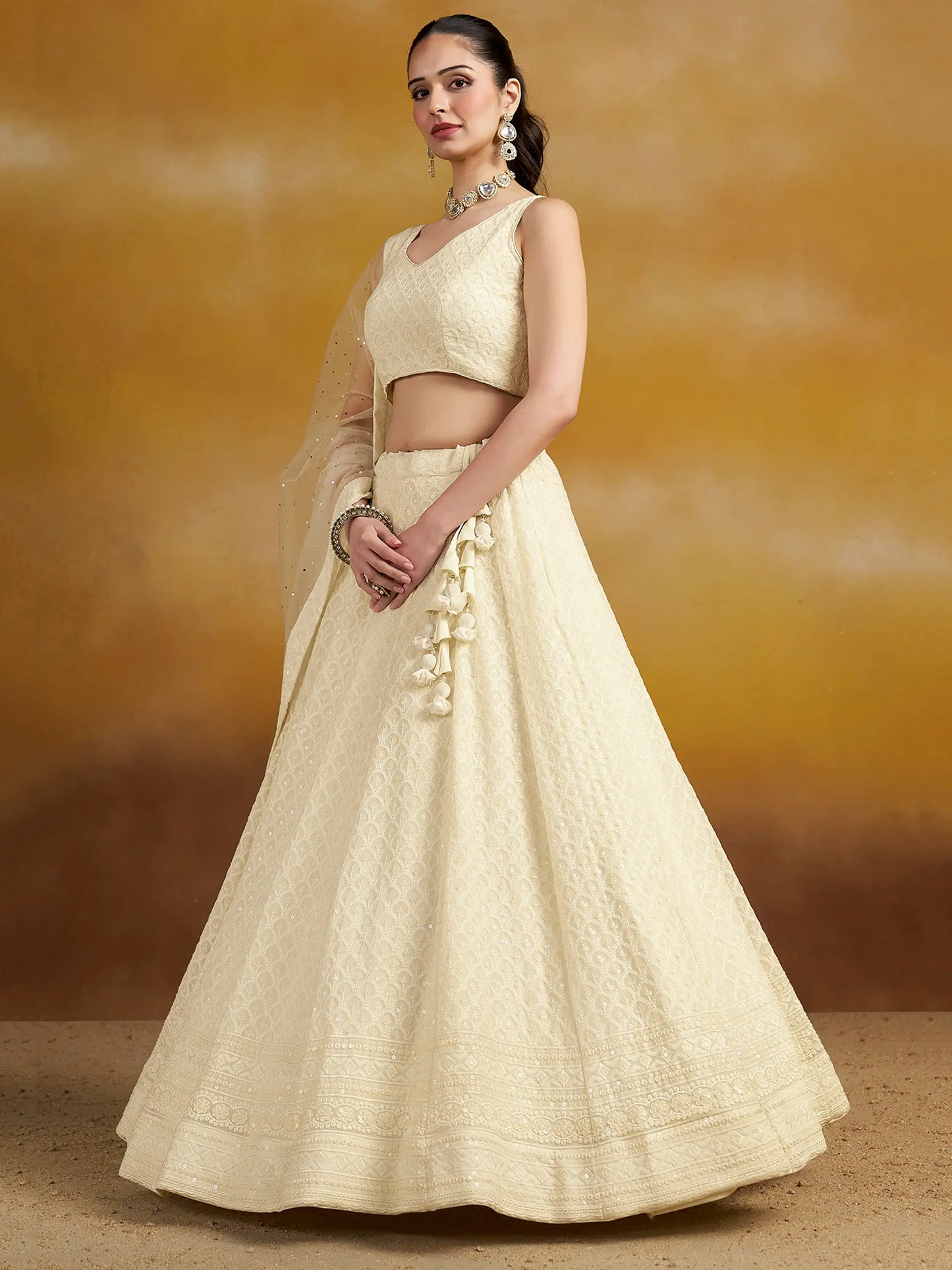Aufwendige Partykleidung in Weiß, Lehenga mit Paillettenstickerei und Dupatta