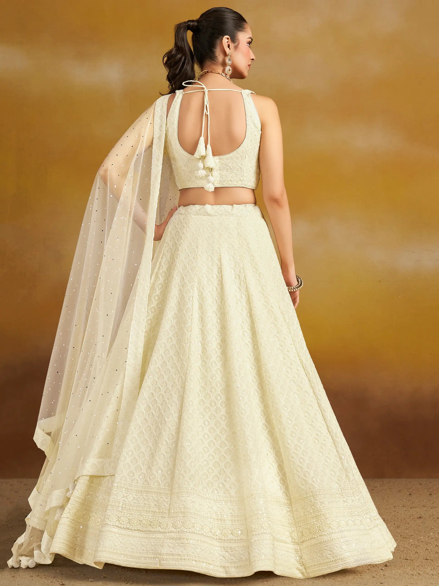 Aufwendige Partykleidung in Weiß, Lehenga mit Paillettenstickerei und Dupatta