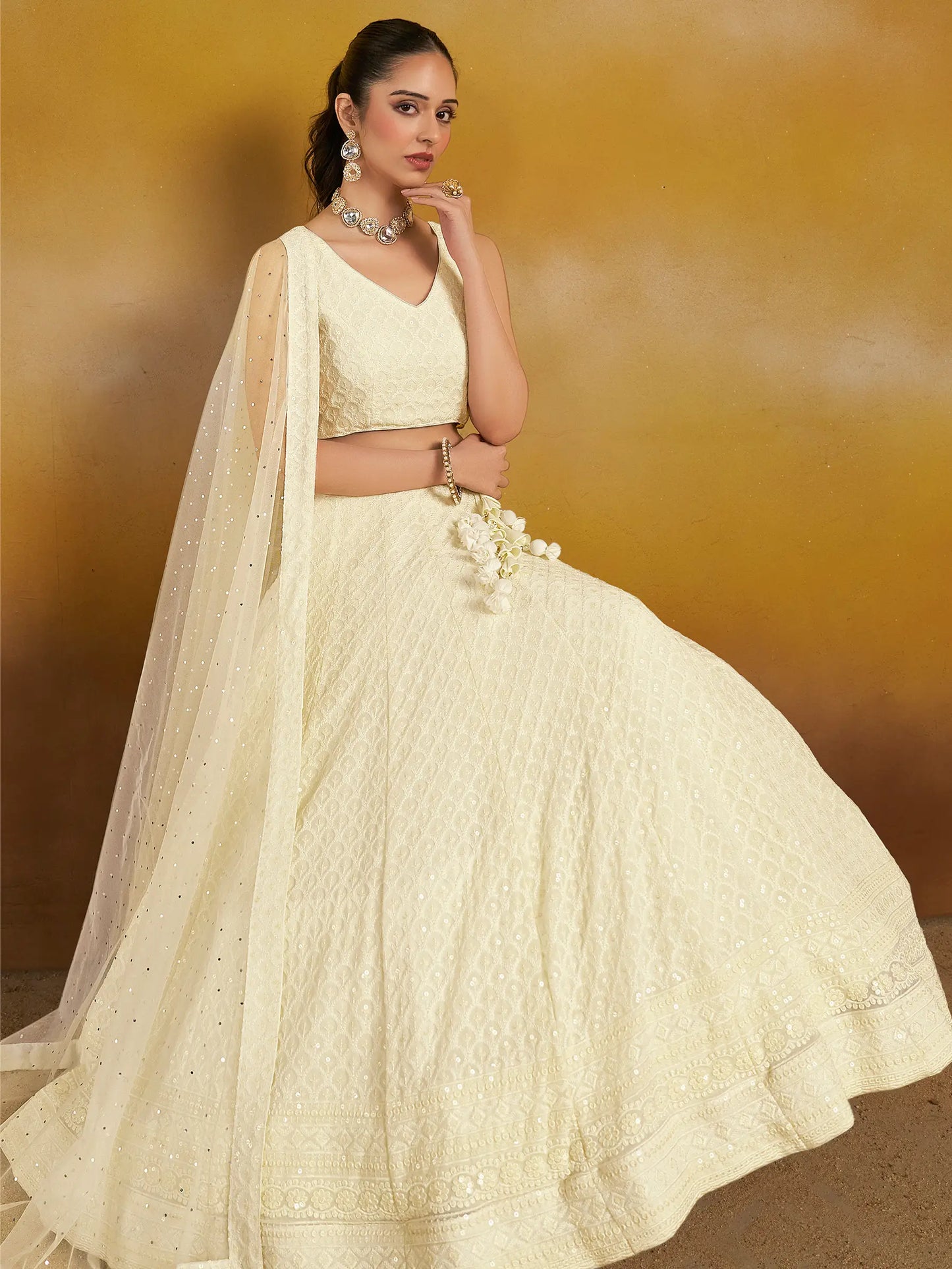 Aufwendige Partykleidung in Weiß, Lehenga mit Paillettenstickerei und Dupatta
