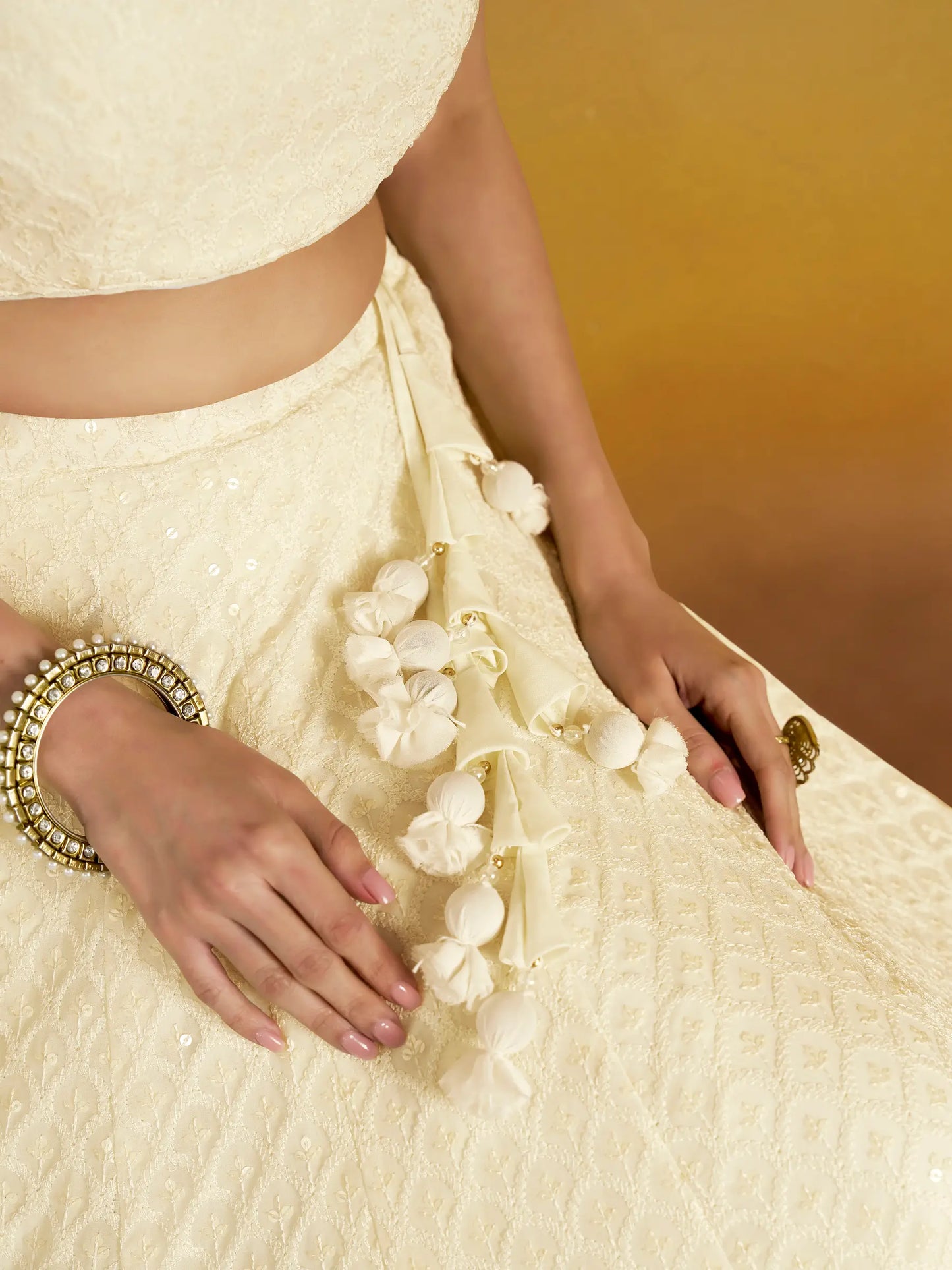 Aufwendige Partykleidung in Weiß, Lehenga mit Paillettenstickerei und Dupatta