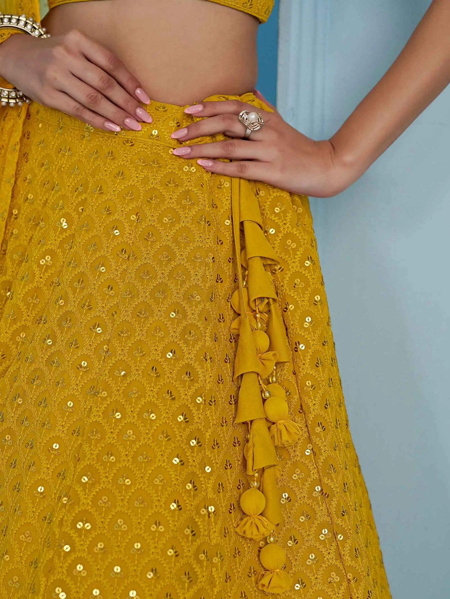 Üppiger gelber Lehenga mit Paillettenstickerei und Dupatta