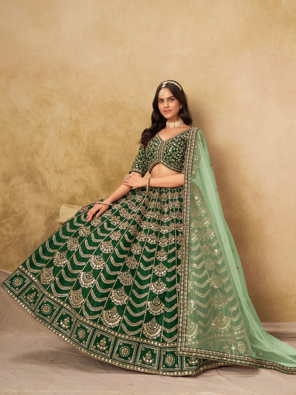 Lehenga vert foncé brillant de fête en soie artificielle travaillé COLLECTION AMALYA