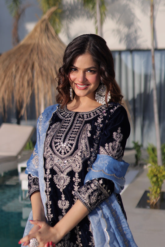 Ensemble Salwar bleu foncé et clair en velours premium et broderies zari
