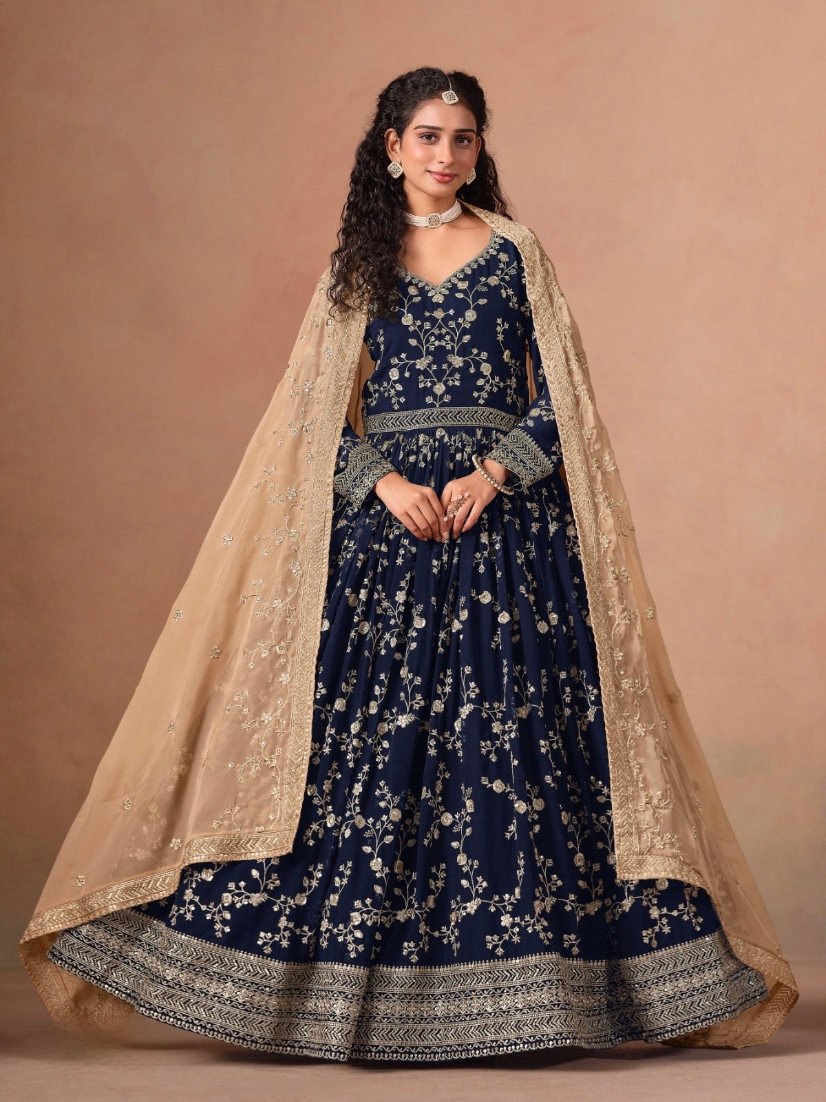 Eleganter rosa-grauer Braut-Lehenga mit Zarkan-Stickerei und Pailletten