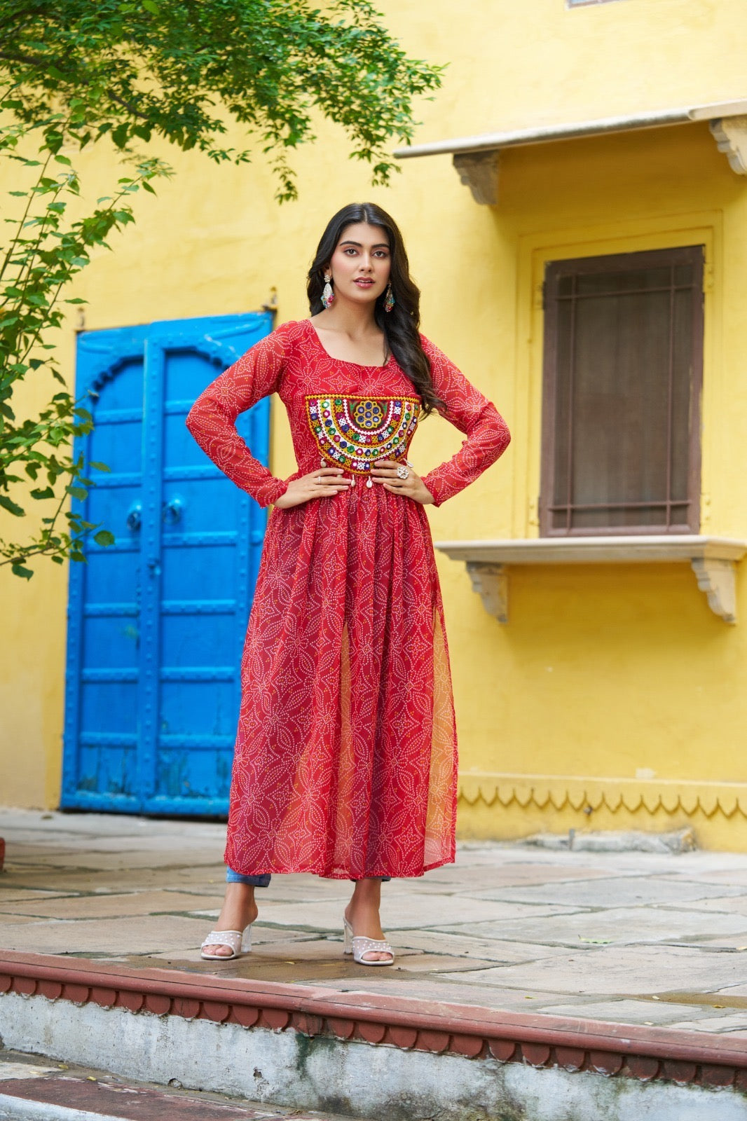 Eleganter rosa-grauer Braut-Lehenga mit Zarkan-Stickerei und Pailletten