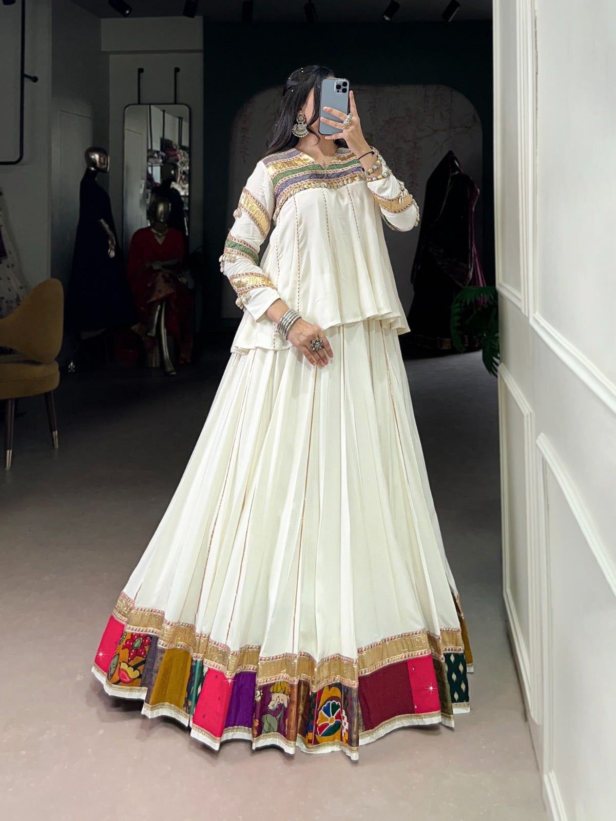 Eleganter rosa-grauer Braut-Lehenga mit Zarkan-Stickerei und Pailletten