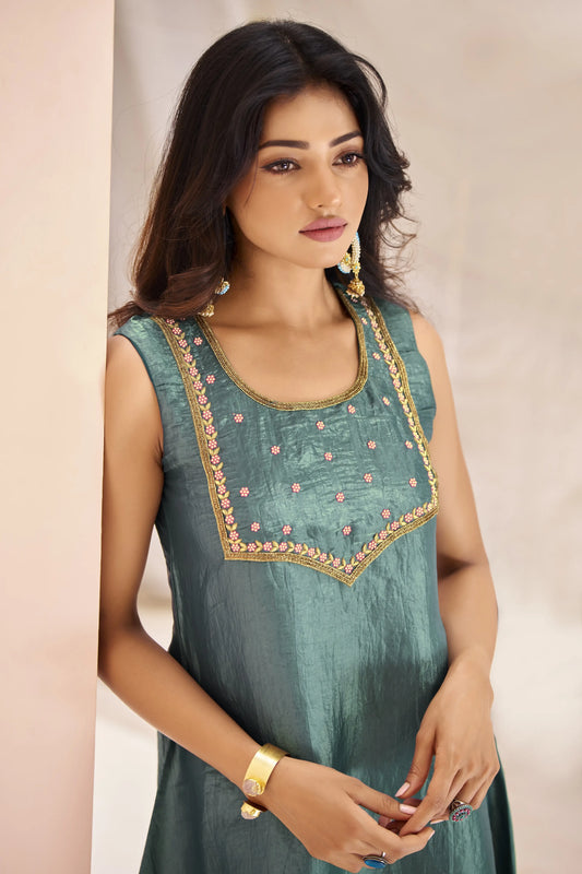 Salwar Suit en Organza Vert d'eau avec Broderie à la Main