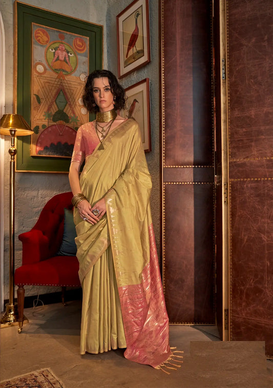 Sari en soie camel avec pallu Design à motif ikkat contrastant