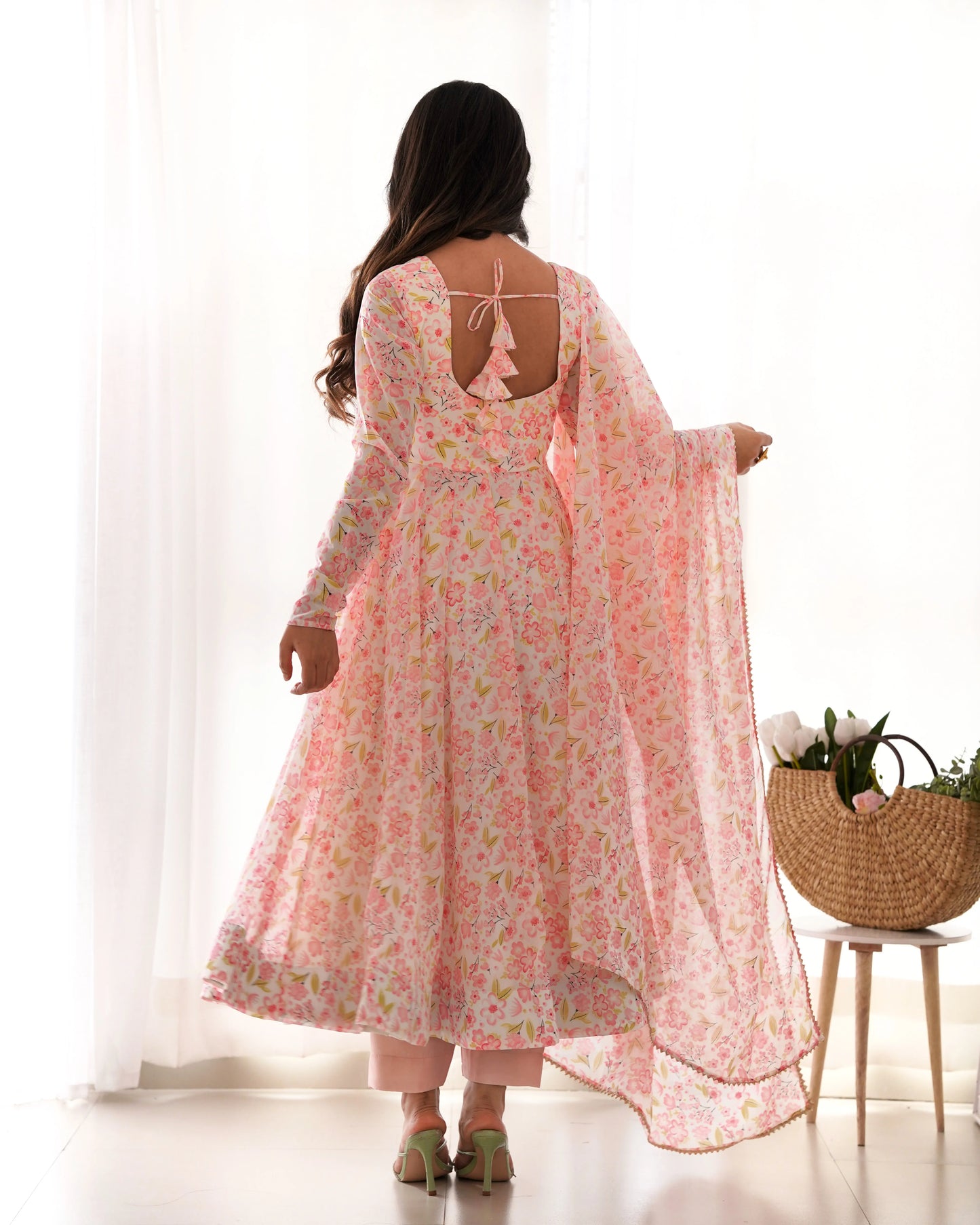 Hellorange-rosa geblümtes Anarkali-Kleid-Set