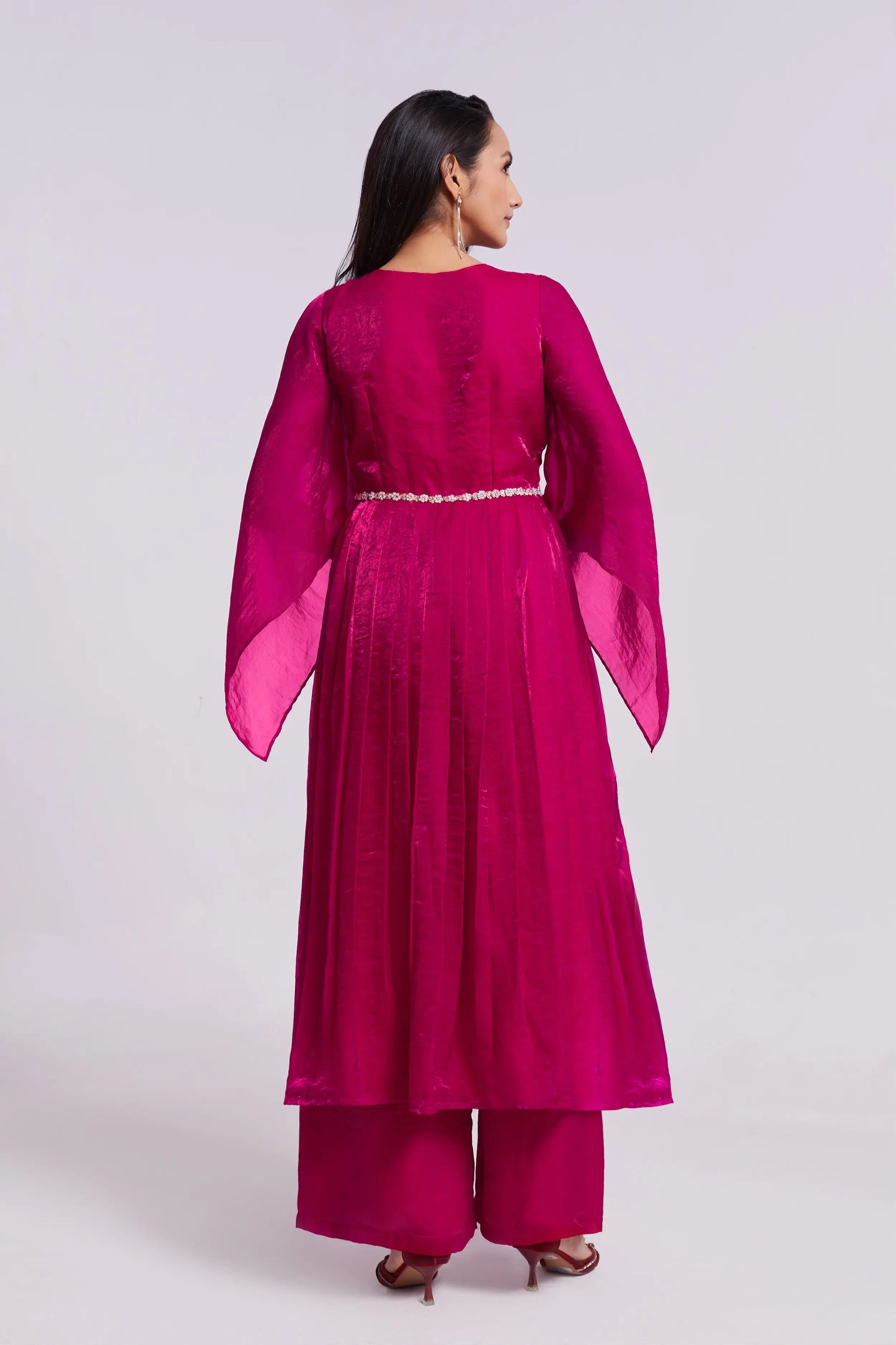 Rosa Salwar-Anzug aus reinem Organza mit Handarbeit