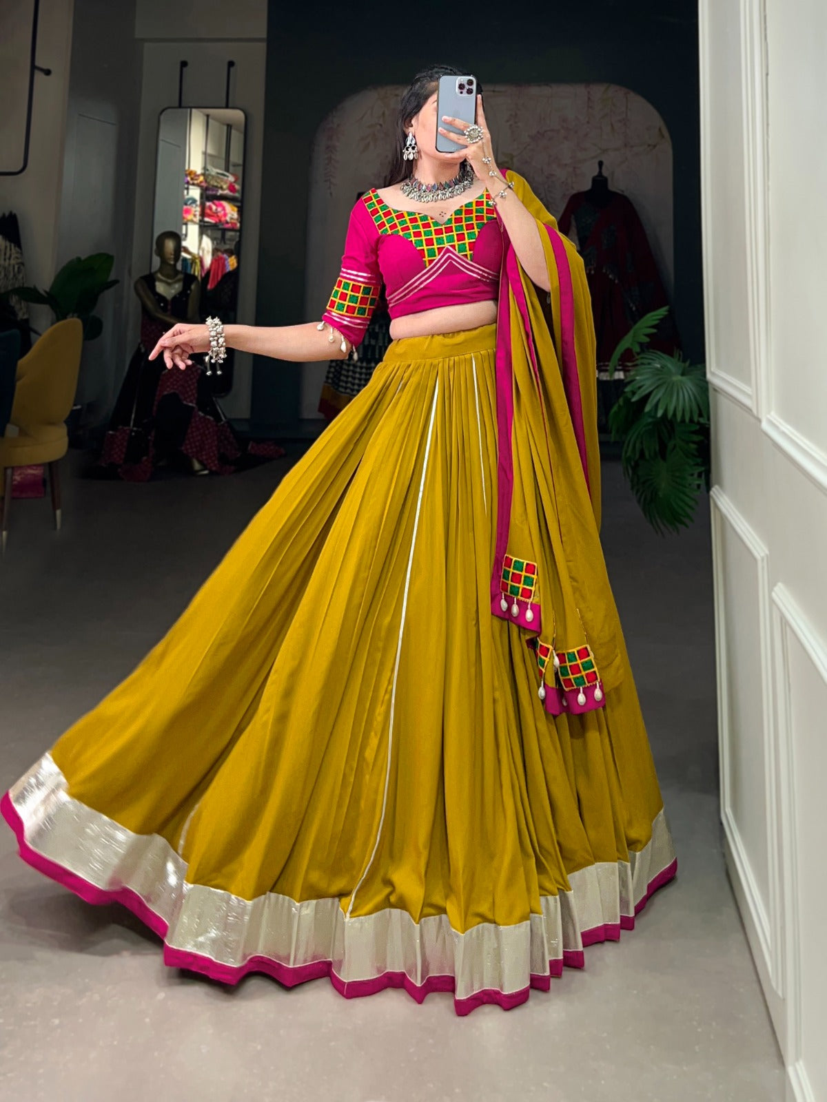 Eleganter rosa-grauer Braut-Lehenga mit Zarkan-Stickerei und Pailletten
