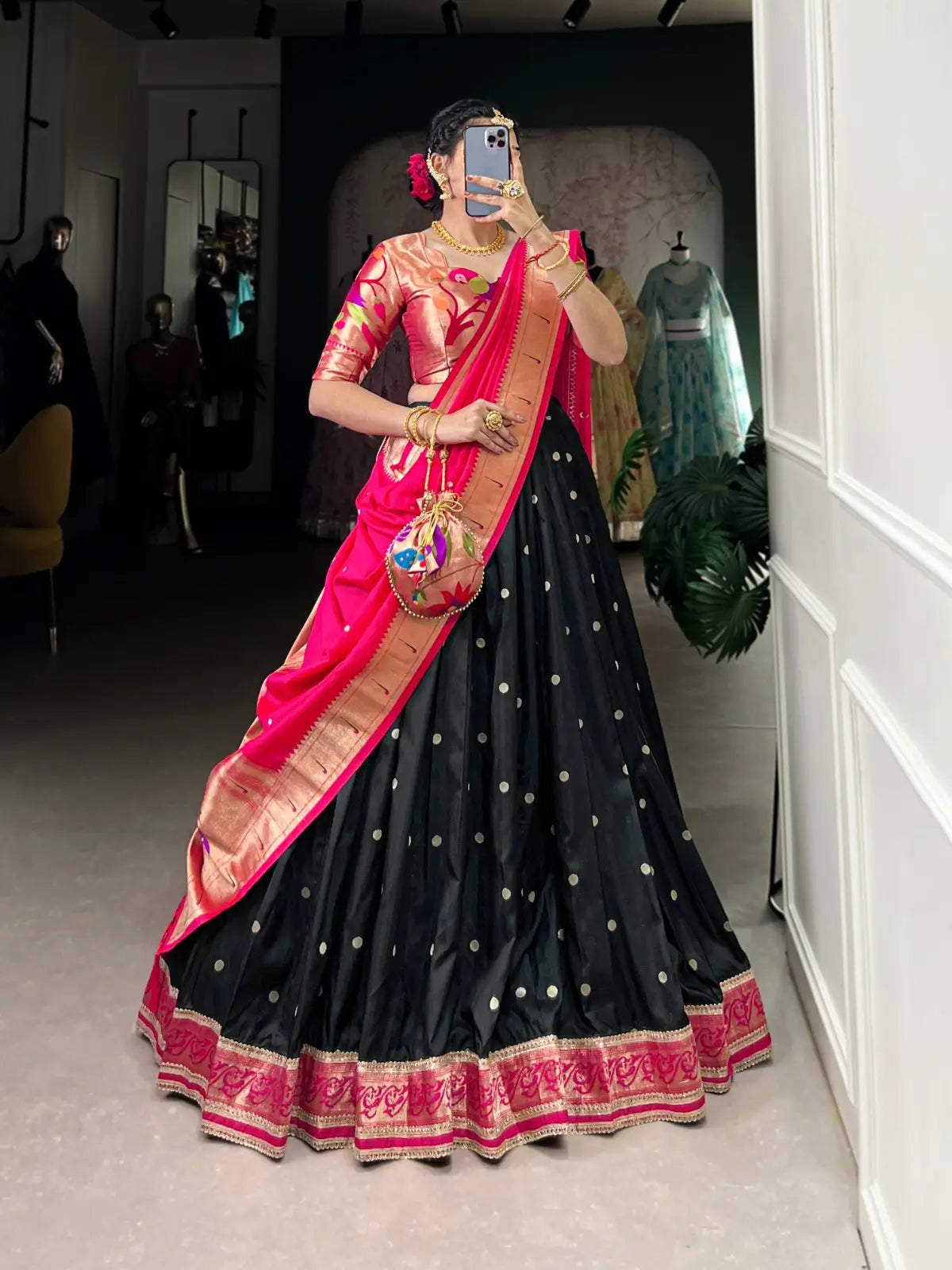 Lehenga Choli Paithani en Soie Jacquard Noire avec Tissage Zari