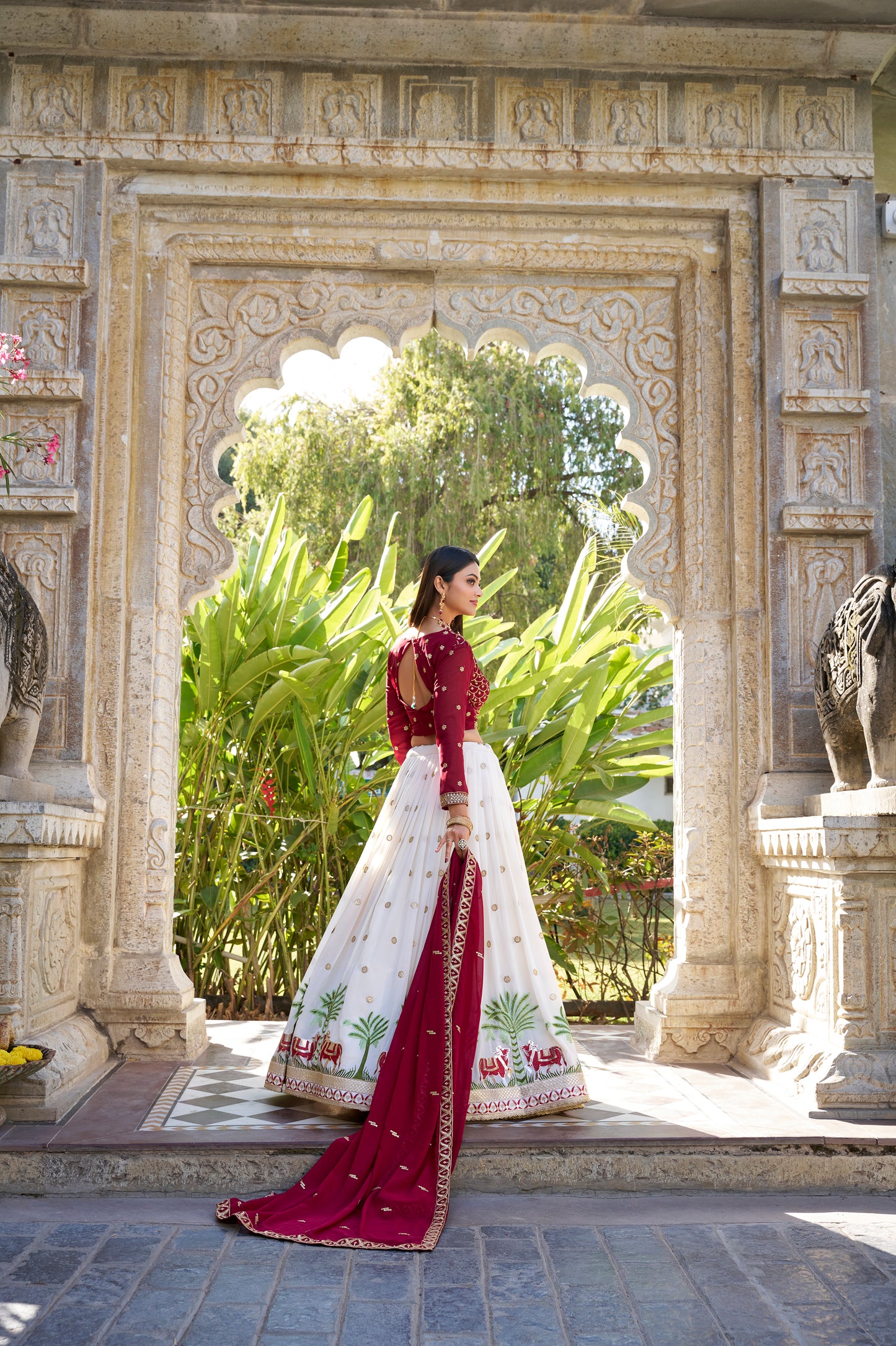 Rosa 3-teiliges Lehenga-Jacken-Set (Koti) mit Stickdetails