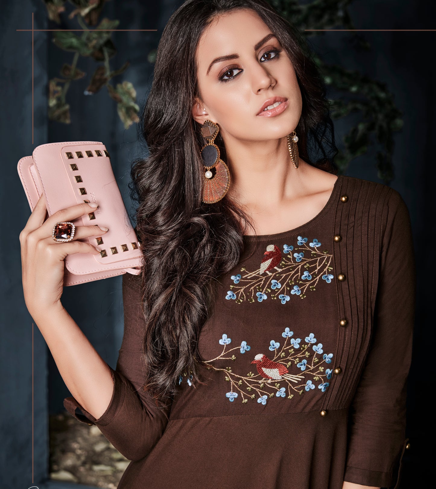Dunkelbraunes langes Kurta-Oberteil aus Viskose mit Details