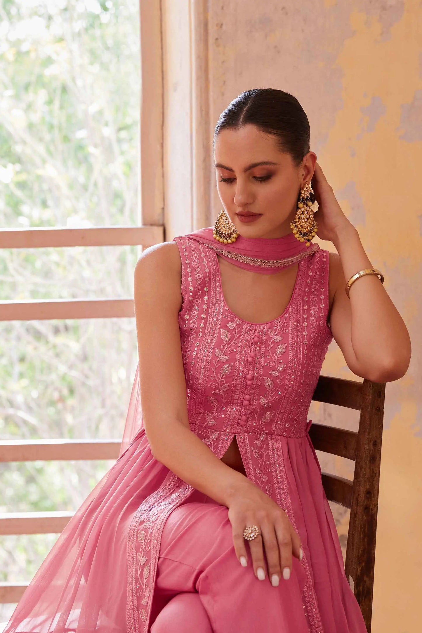 Rosa Gajri-Salwar-Anzug mit Faden- und Paillettenstickerei mit Dupatta MADHURI COLLECTION