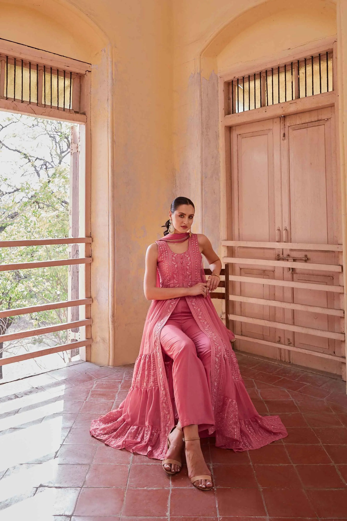 Rosa Gajri-Salwar-Anzug mit Faden- und Paillettenstickerei mit Dupatta MADHURI COLLECTION