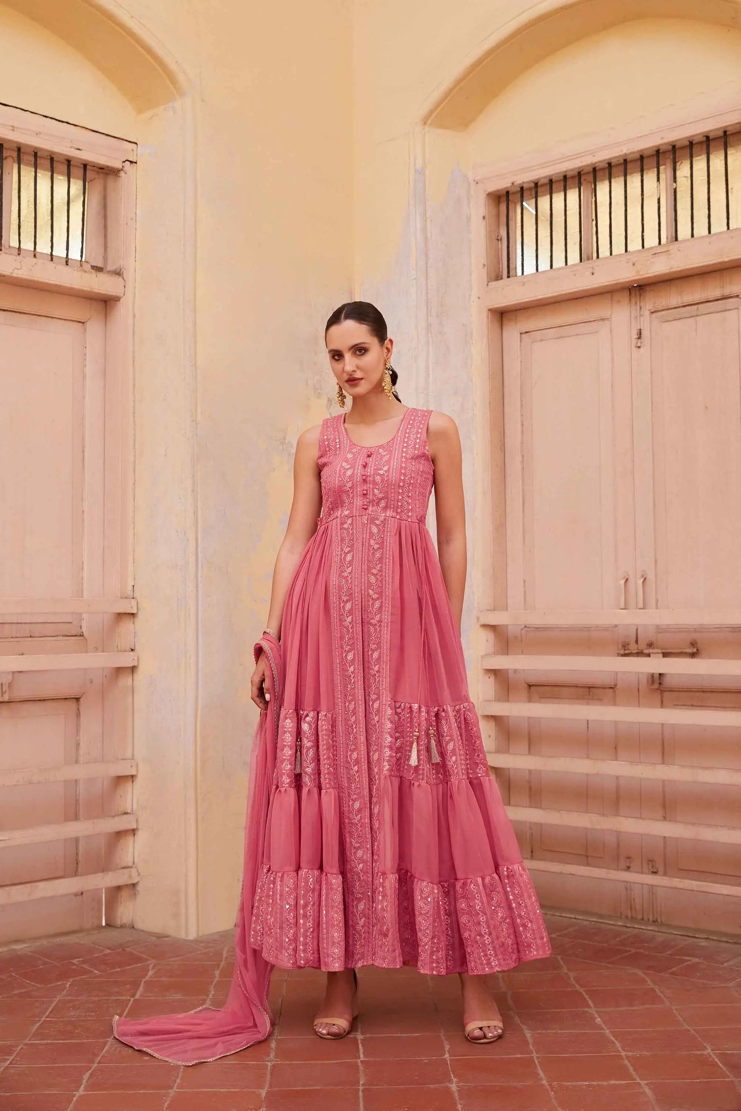 Rosa Gajri-Salwar-Anzug mit Faden- und Paillettenstickerei mit Dupatta MADHURI COLLECTION