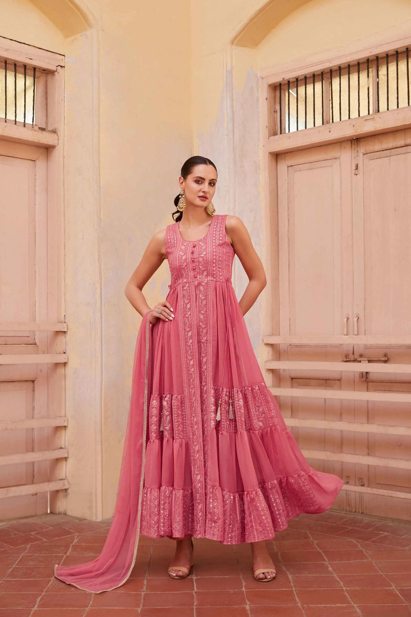 Rosa Gajri-Salwar-Anzug mit Faden- und Paillettenstickerei mit Dupatta MADHURI COLLECTION