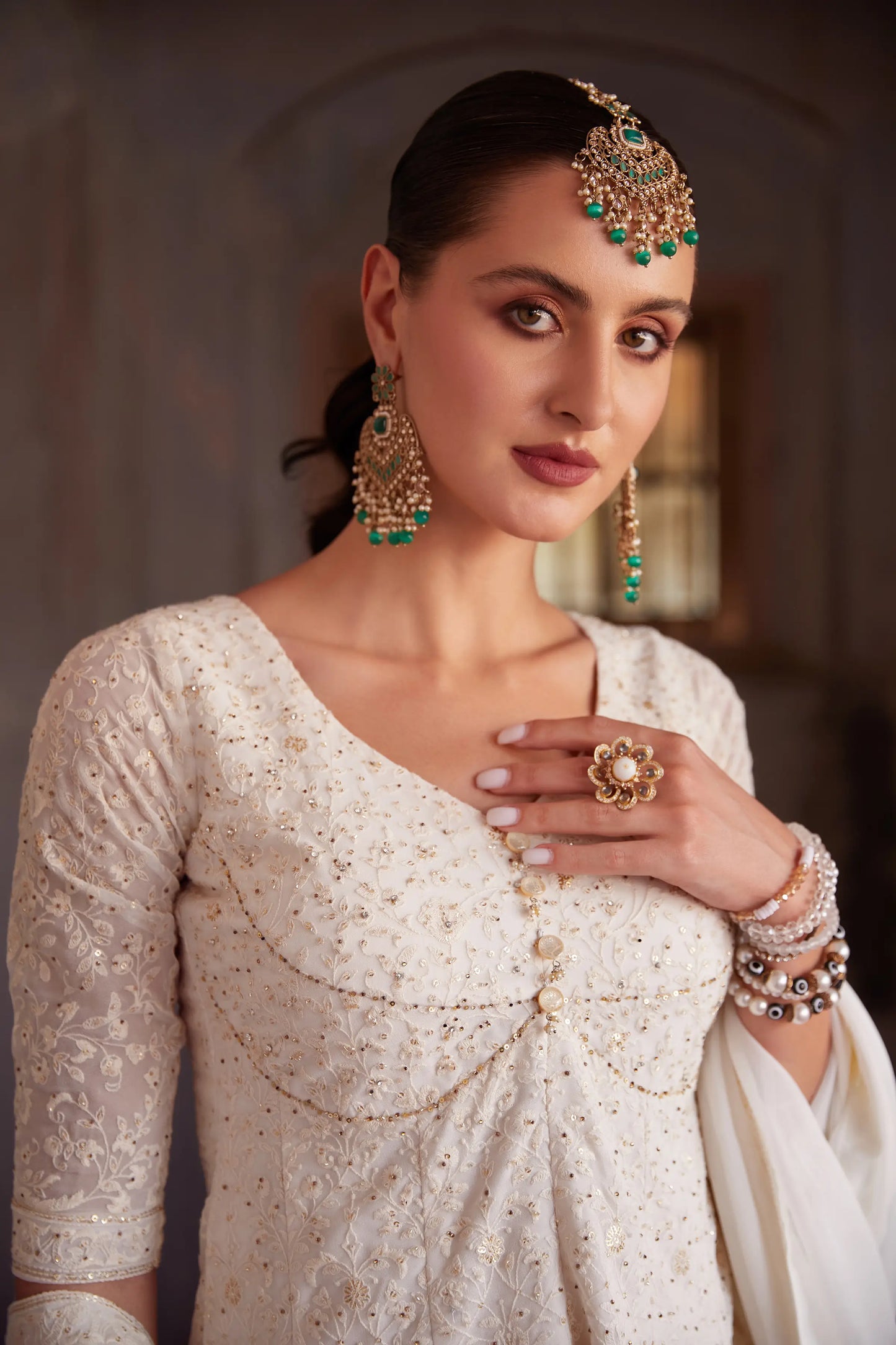 Sharara-Set: cremefarbene Georgette-Bluse mit Fadenstickerei und Pailletten, begleitet von einem Dupatta ANAYA COLLECTION