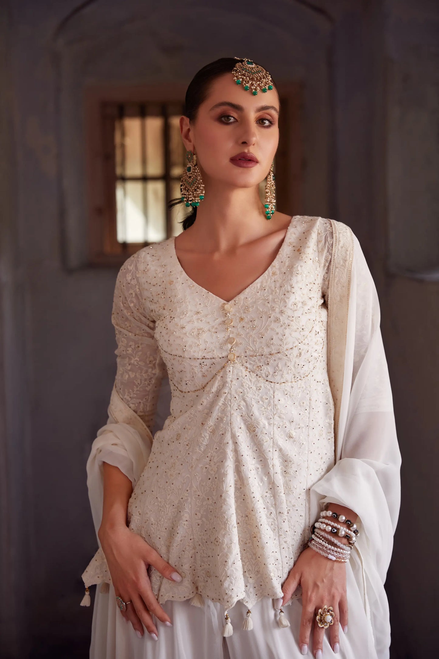Sharara-Set: cremefarbene Georgette-Bluse mit Fadenstickerei und Pailletten, begleitet von einem Dupatta ANAYA COLLECTION
