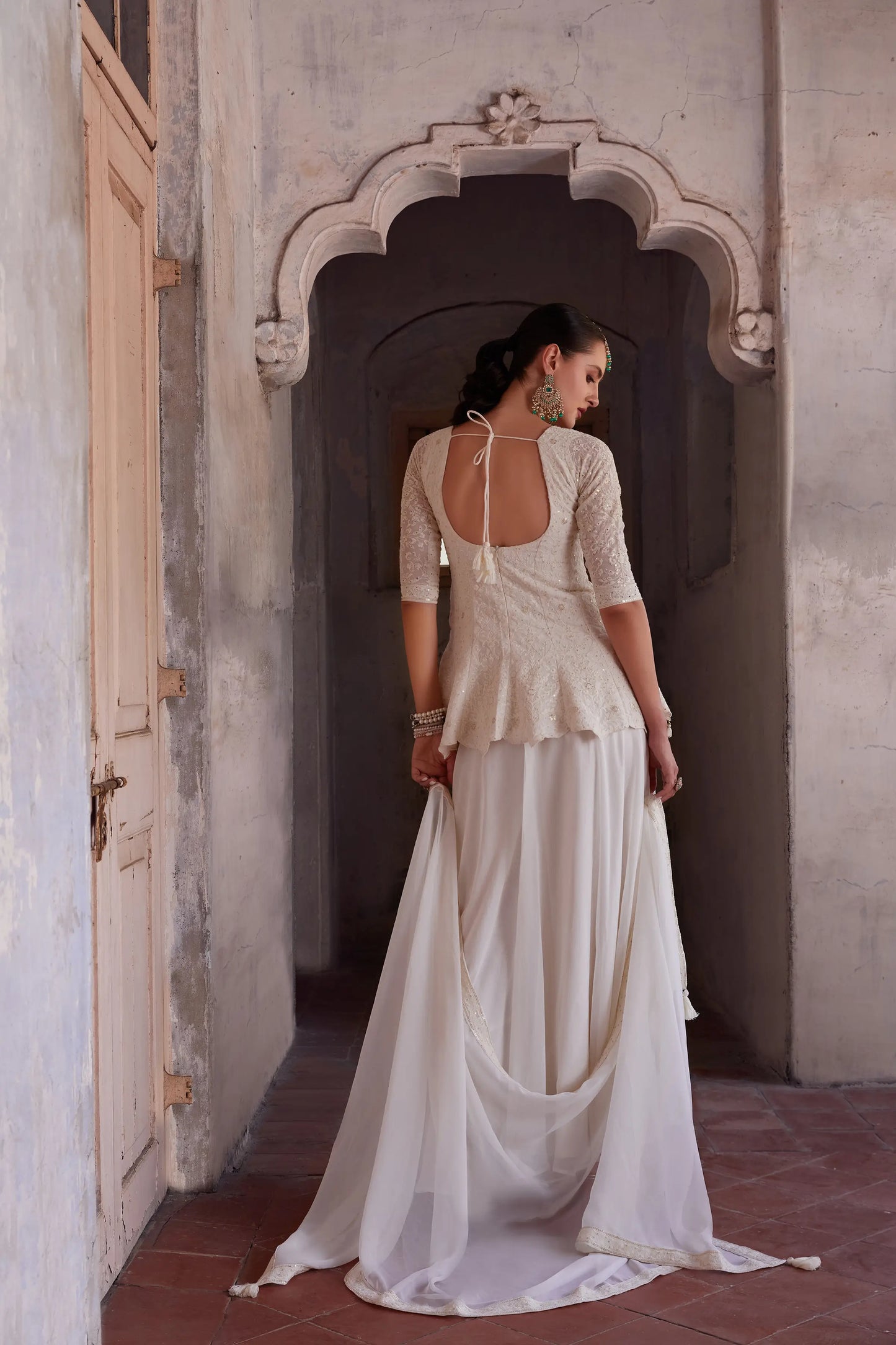 Sharara-Set: cremefarbene Georgette-Bluse mit Fadenstickerei und Pailletten, begleitet von einem Dupatta ANAYA COLLECTION