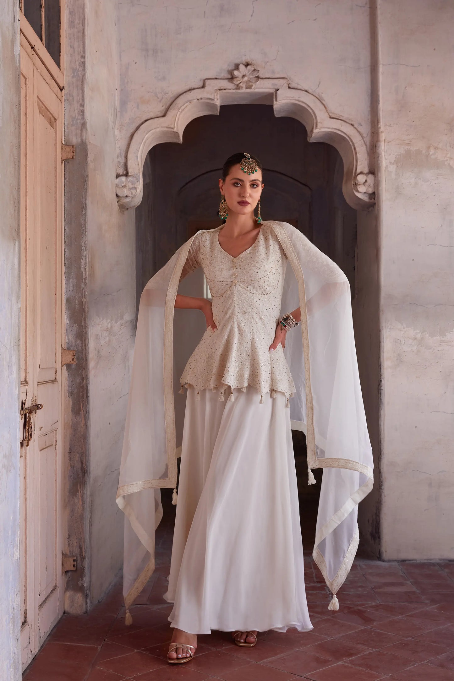 Sharara-Set: cremefarbene Georgette-Bluse mit Fadenstickerei und Pailletten, begleitet von einem Dupatta ANAYA COLLECTION