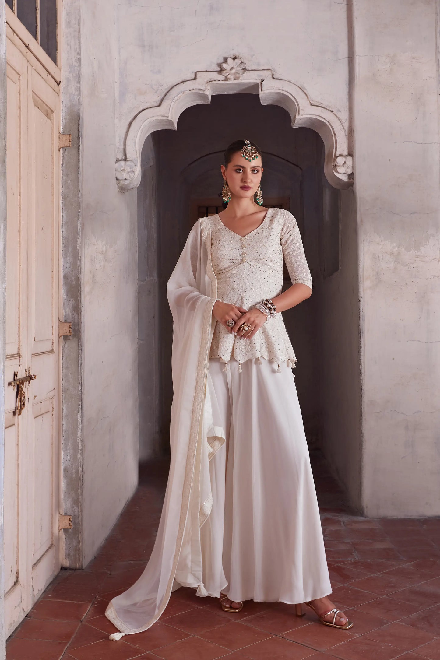 Sharara-Set: cremefarbene Georgette-Bluse mit Fadenstickerei und Pailletten, begleitet von einem Dupatta ANAYA COLLECTION