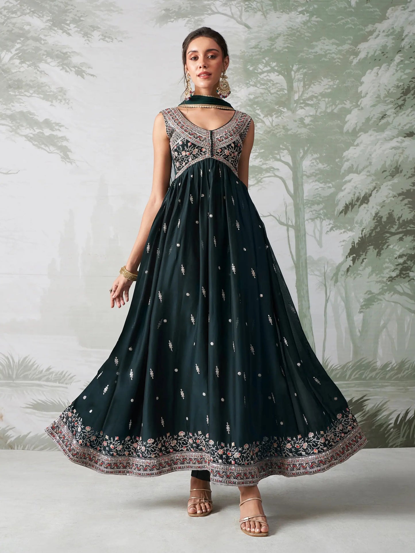 Robe Anarkali en georgette vert sarcelle foncé, brodée de fils multicolores, avec dupatta