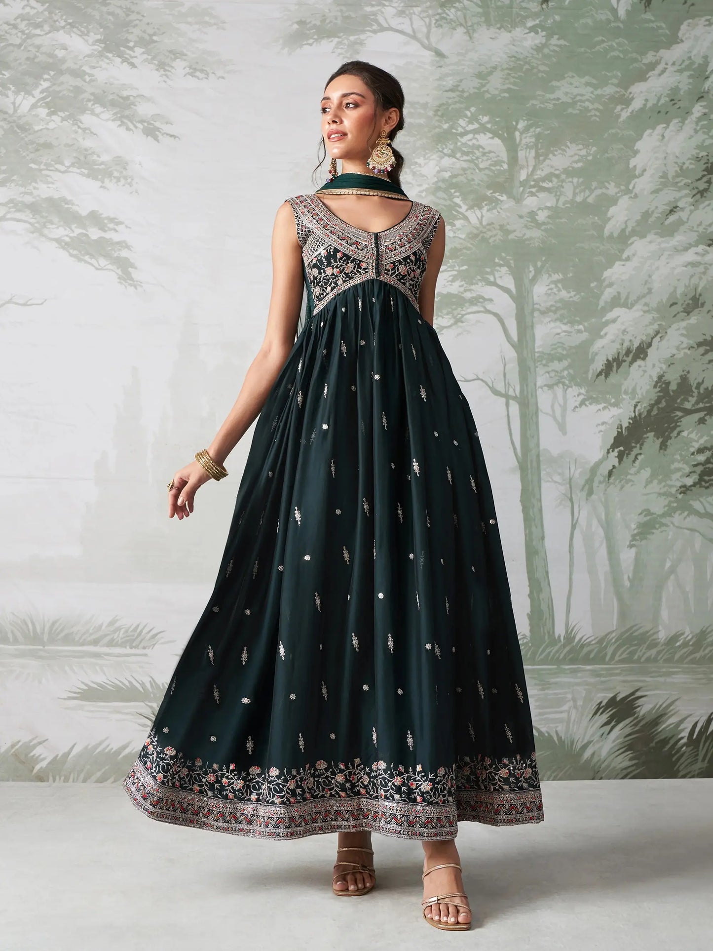 Robe Anarkali en georgette vert sarcelle foncé, brodée de fils multicolores, avec dupatta