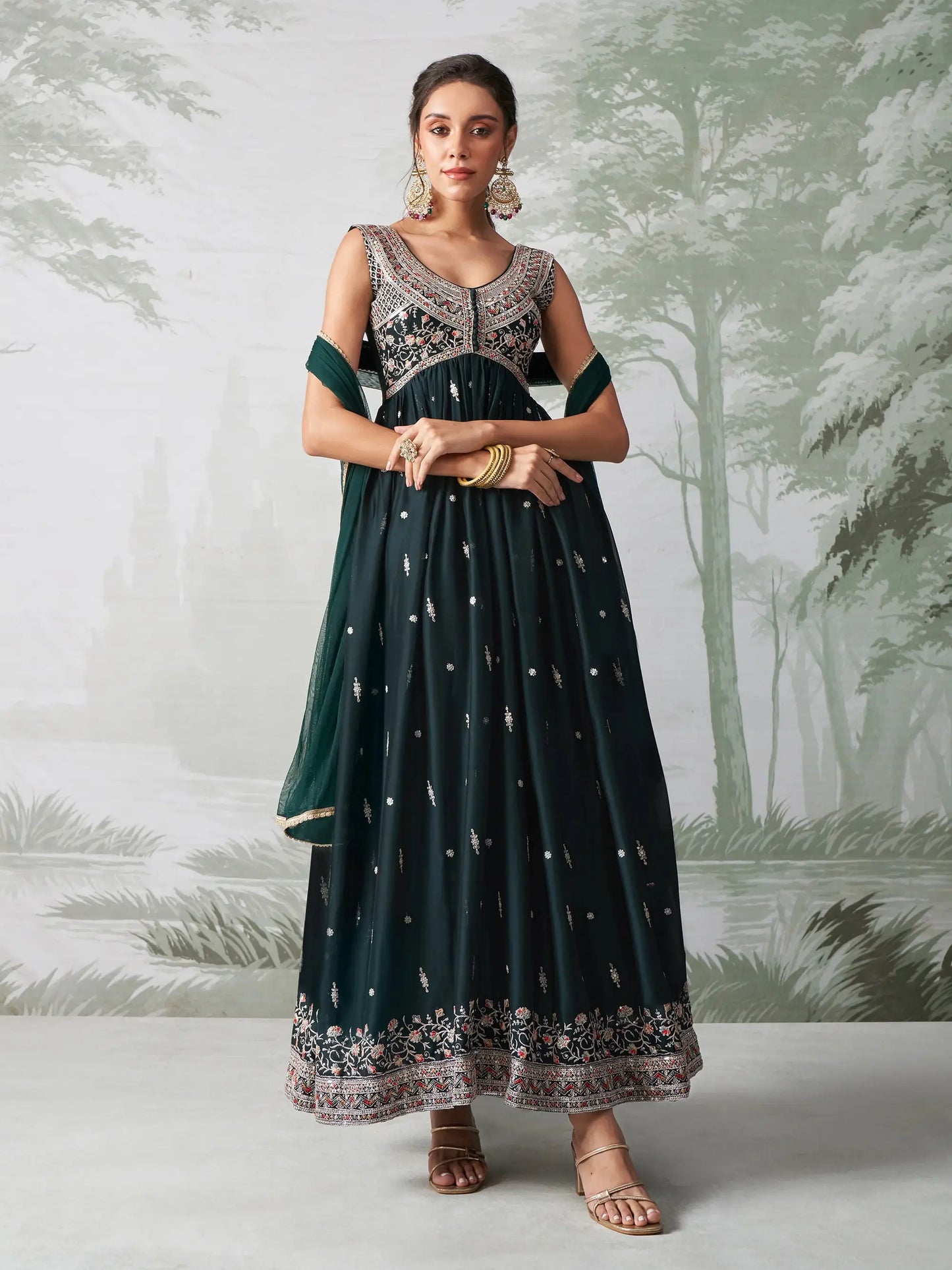 Robe Anarkali en georgette vert sarcelle foncé, brodée de fils multicolores, avec dupatta