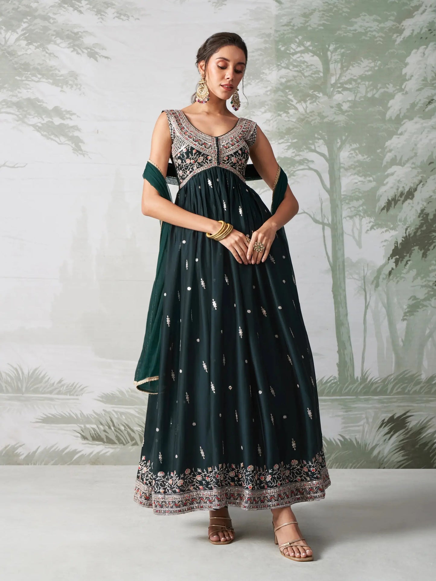 Robe Anarkali en georgette vert sarcelle foncé, brodée de fils multicolores, avec dupatta