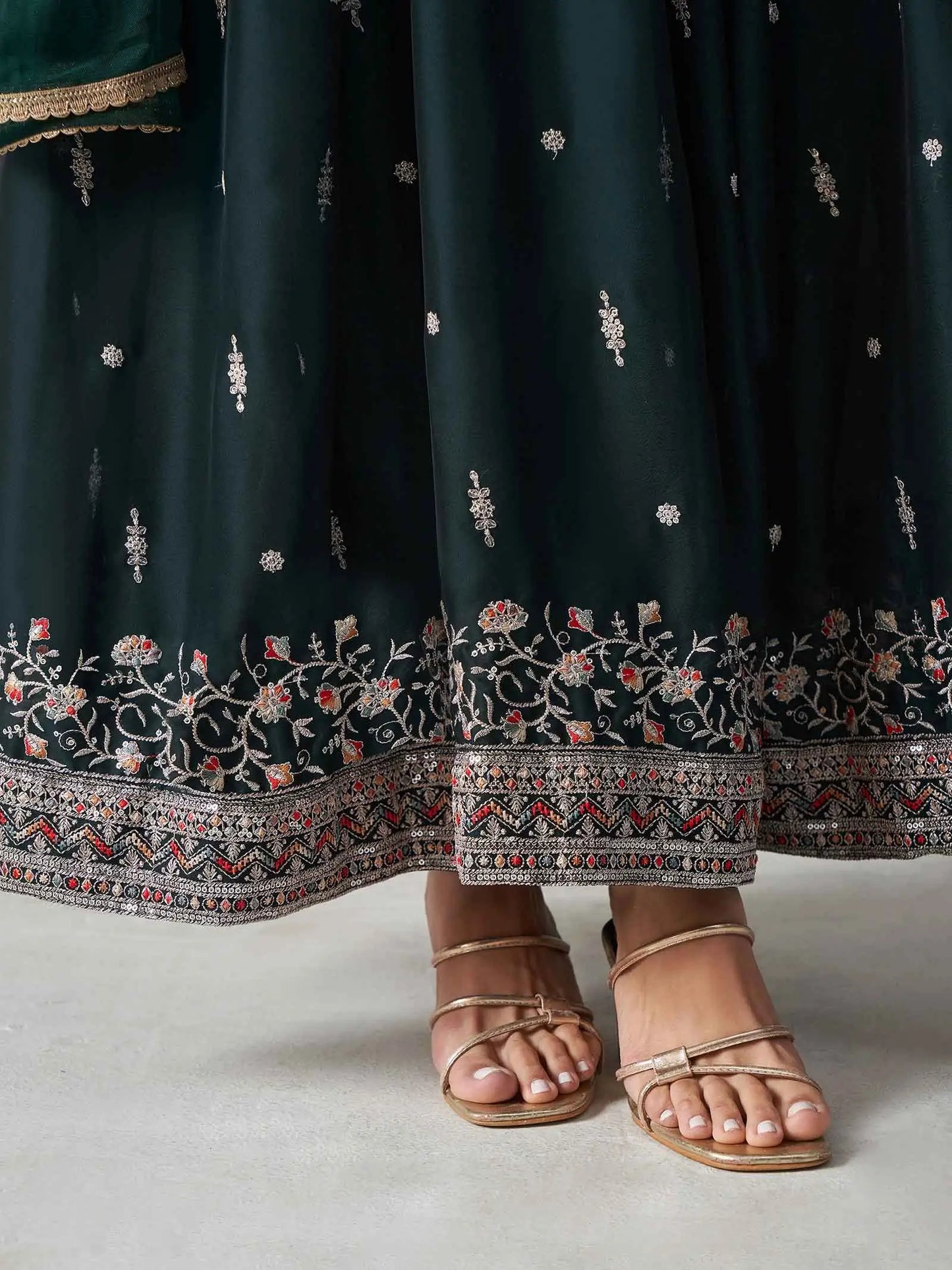 Robe Anarkali en georgette vert sarcelle foncé, brodée de fils multicolores, avec dupatta