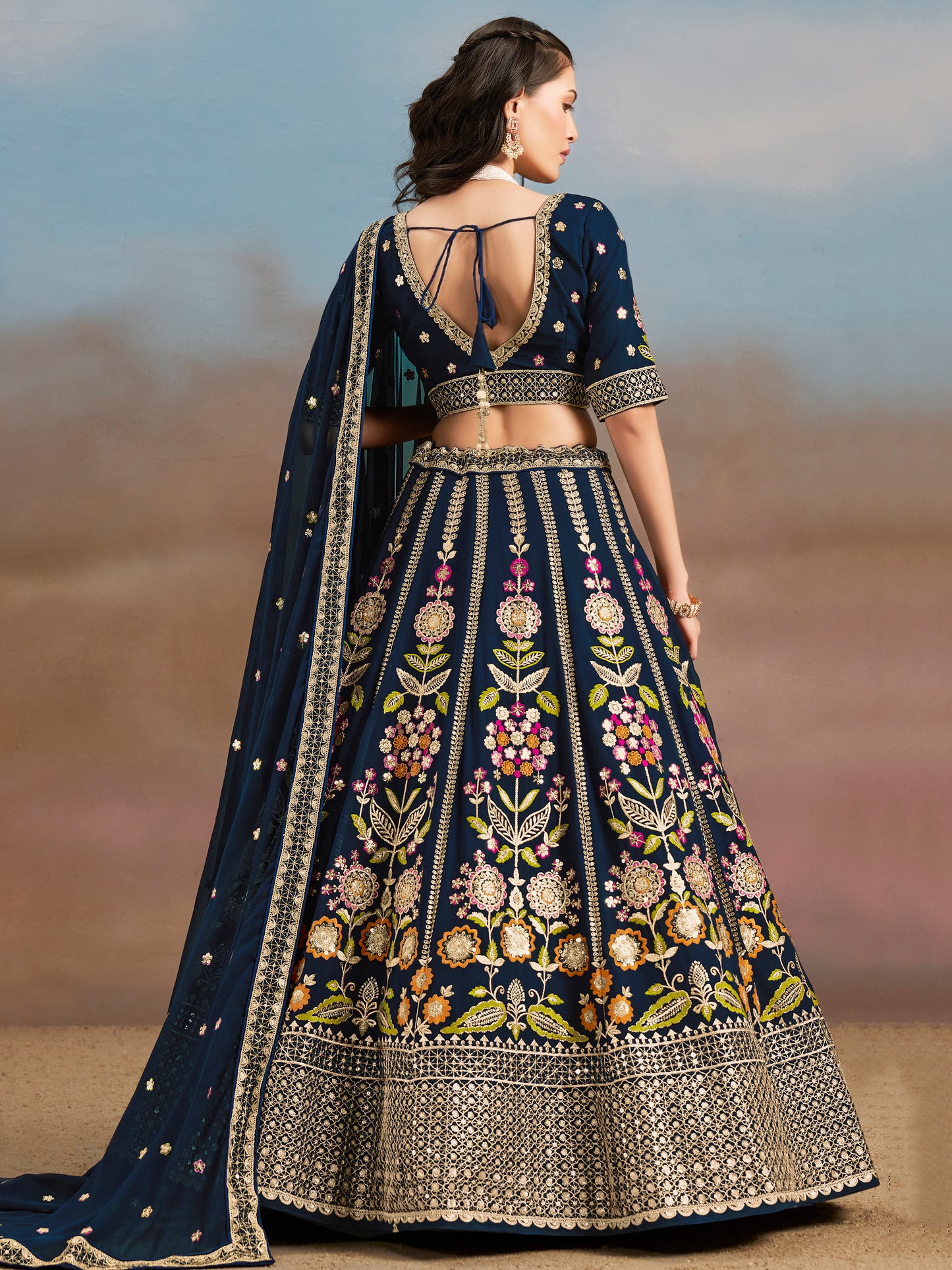 Rosa 3-teiliges Lehenga-Jacken-Set (Koti) mit Stickdetails