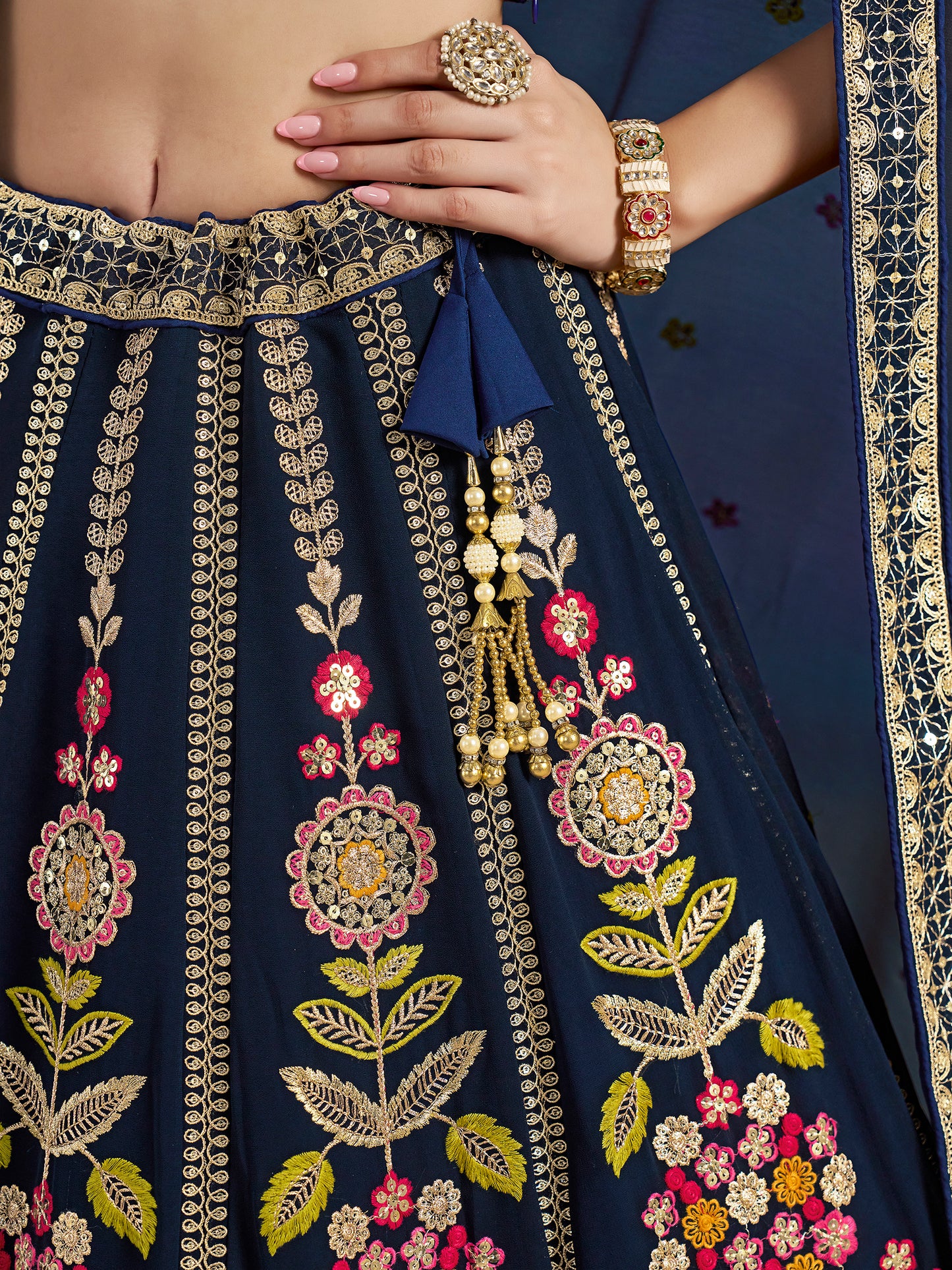 Rosa 3-teiliges Lehenga-Jacken-Set (Koti) mit Stickdetails