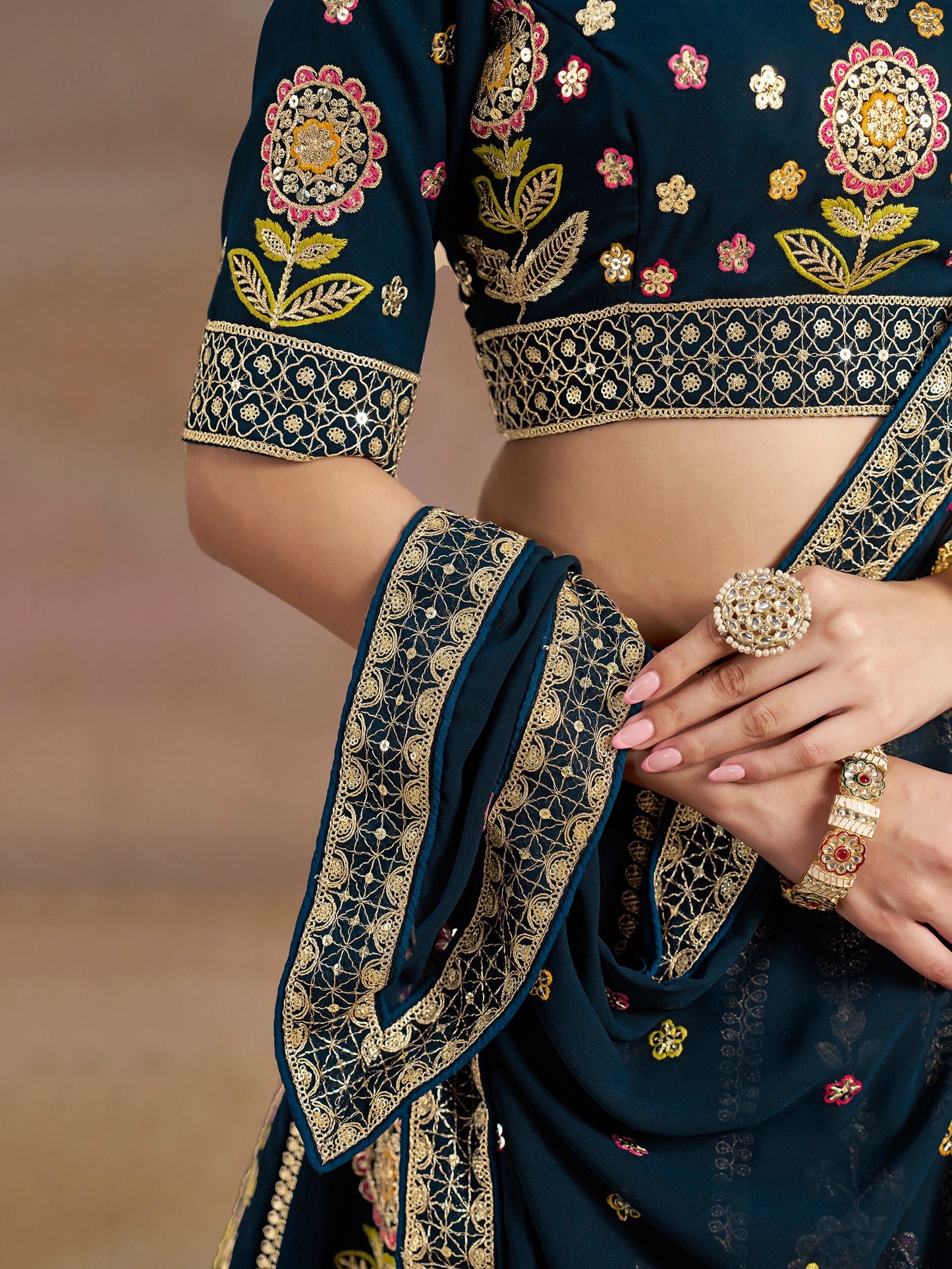 Rosa 3-teiliges Lehenga-Jacken-Set (Koti) mit Stickdetails