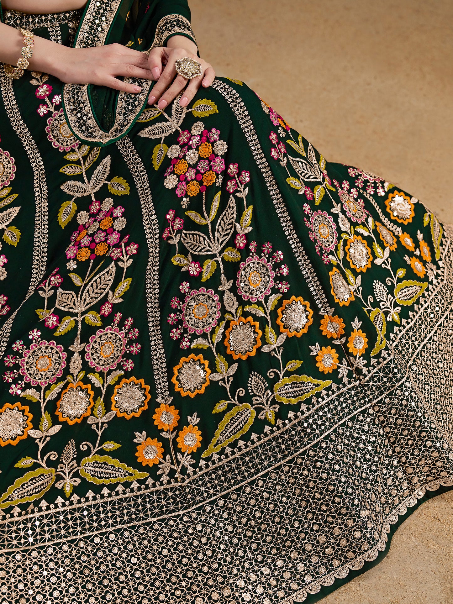 Rosa 3-teiliges Lehenga-Jacken-Set (Koti) mit Stickdetails
