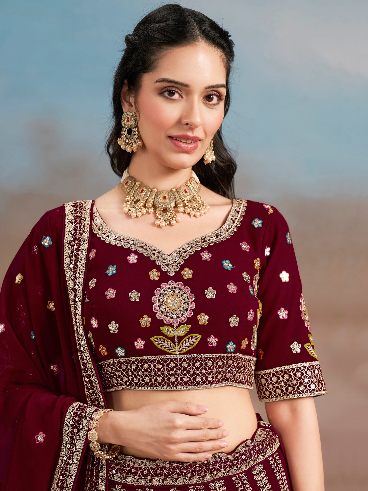 Rosa 3-teiliges Lehenga-Jacken-Set (Koti) mit Stickdetails