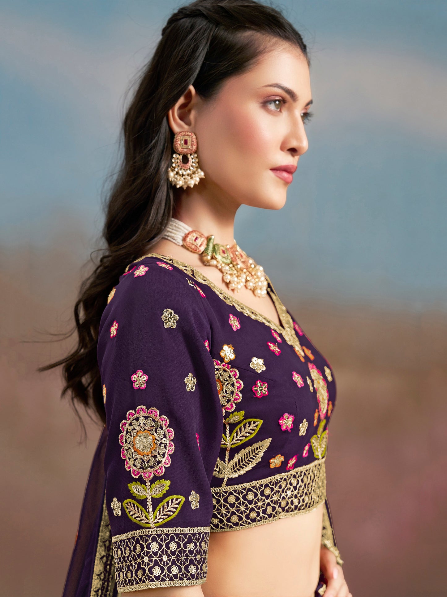 Rosa 3-teiliges Lehenga-Jacken-Set (Koti) mit Stickdetails