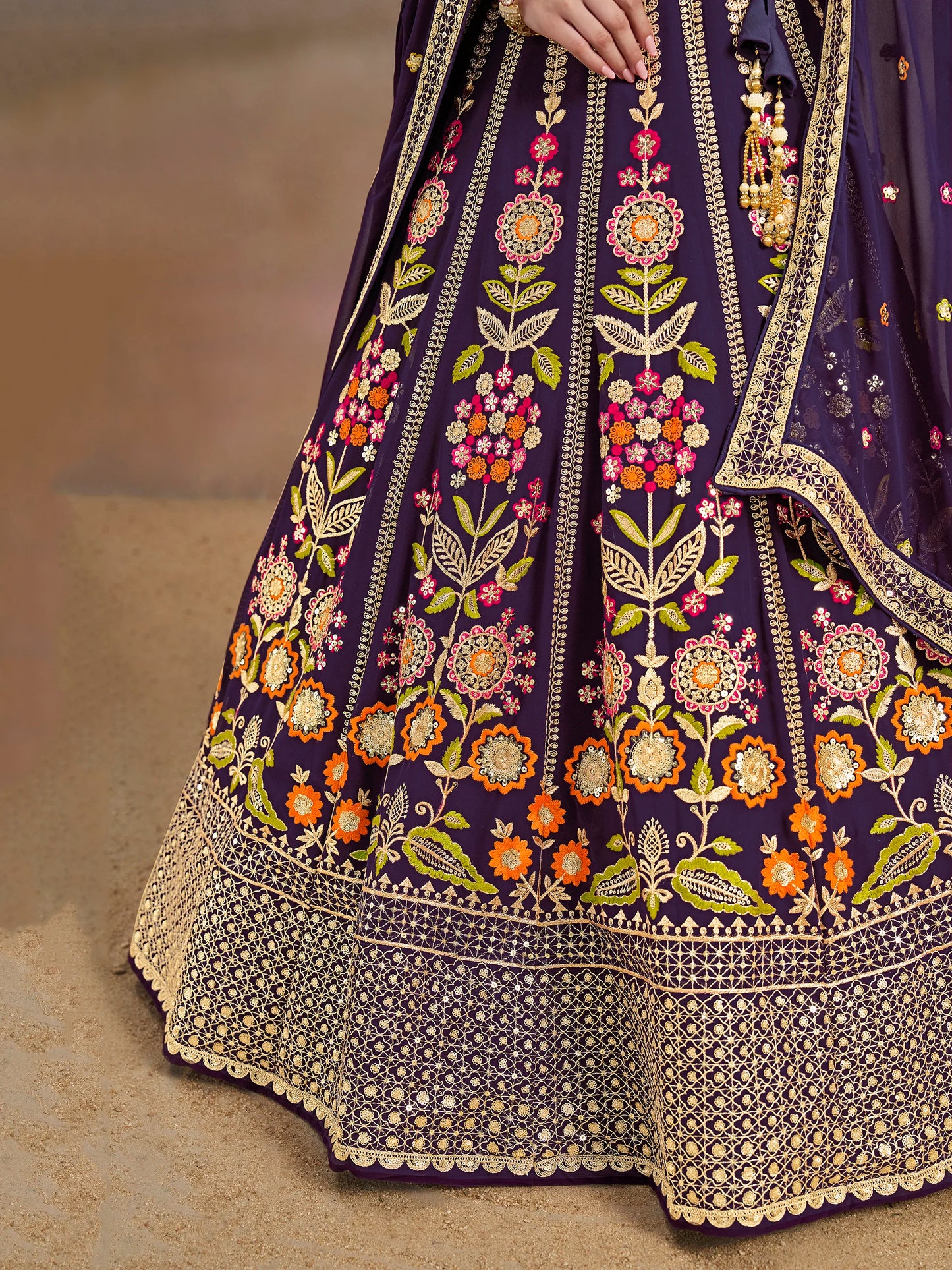 Rosa 3-teiliges Lehenga-Jacken-Set (Koti) mit Stickdetails