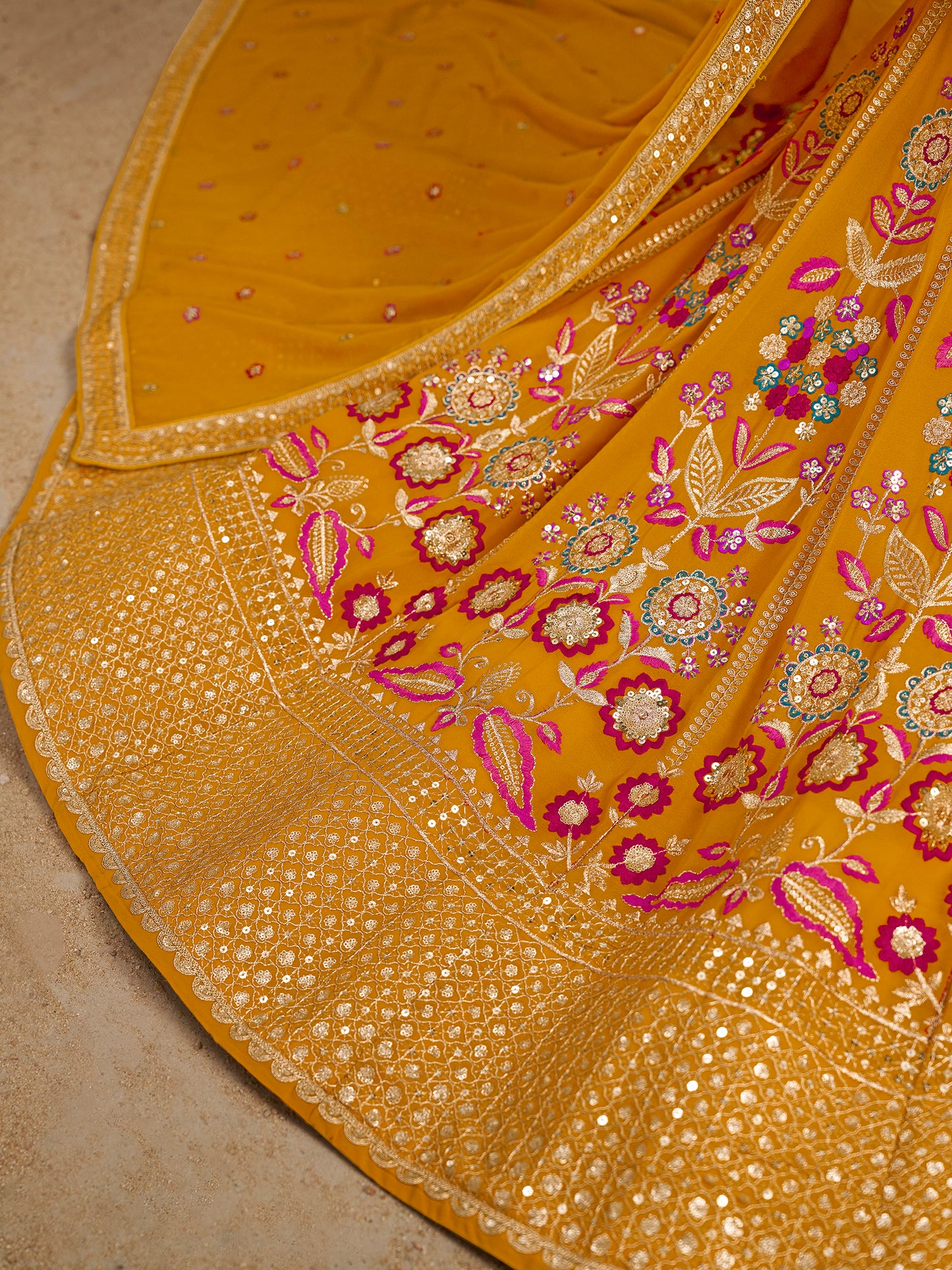 Rosa 3-teiliges Lehenga-Jacken-Set (Koti) mit Stickdetails