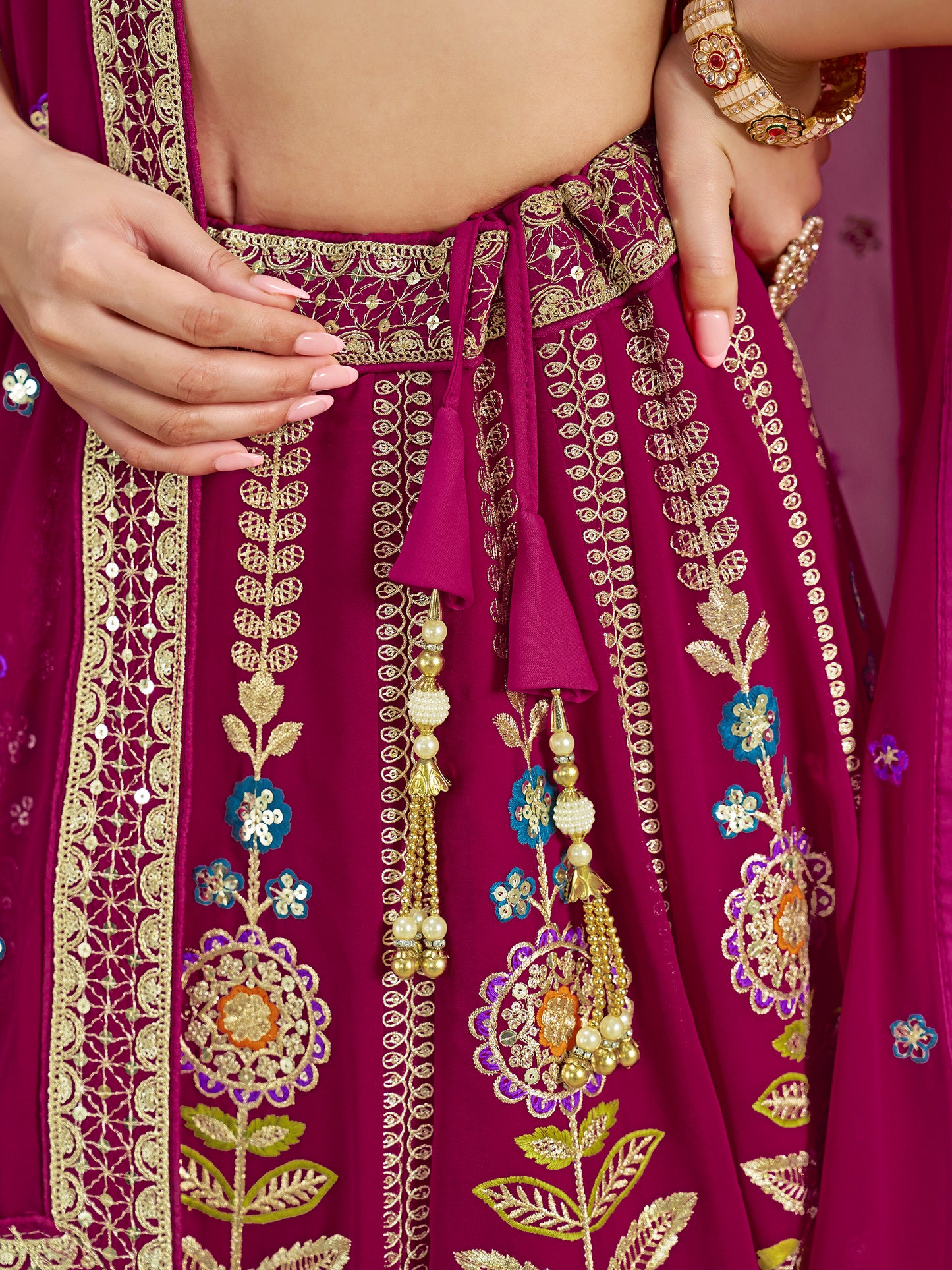 Rosa 3-teiliges Lehenga-Jacken-Set (Koti) mit Stickdetails