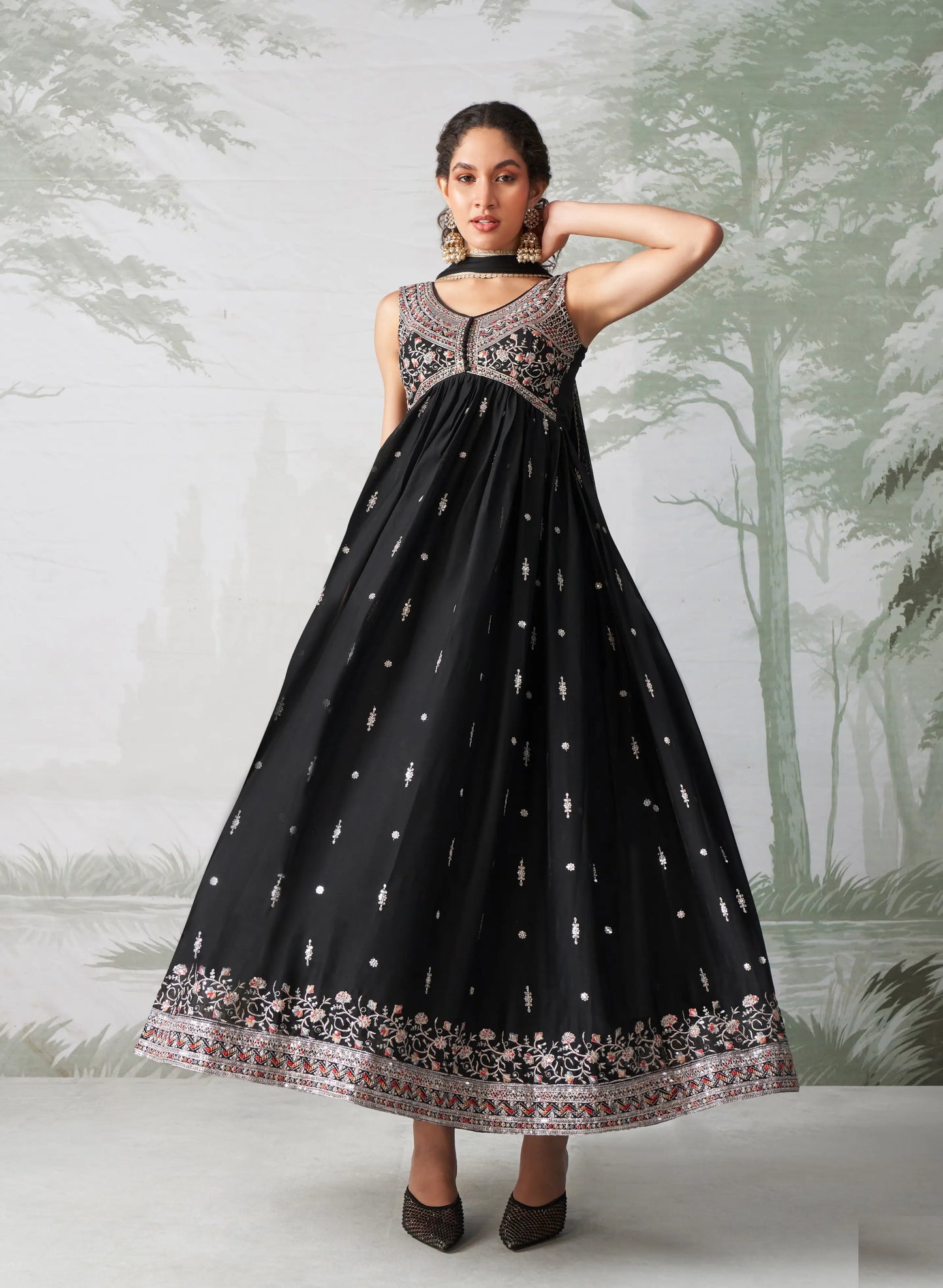 Robe Anarkali en georgette noire avec broderie multicolore et dupatta