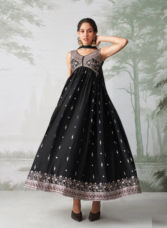 Robe Anarkali en georgette noire avec broderie multicolore et dupatta