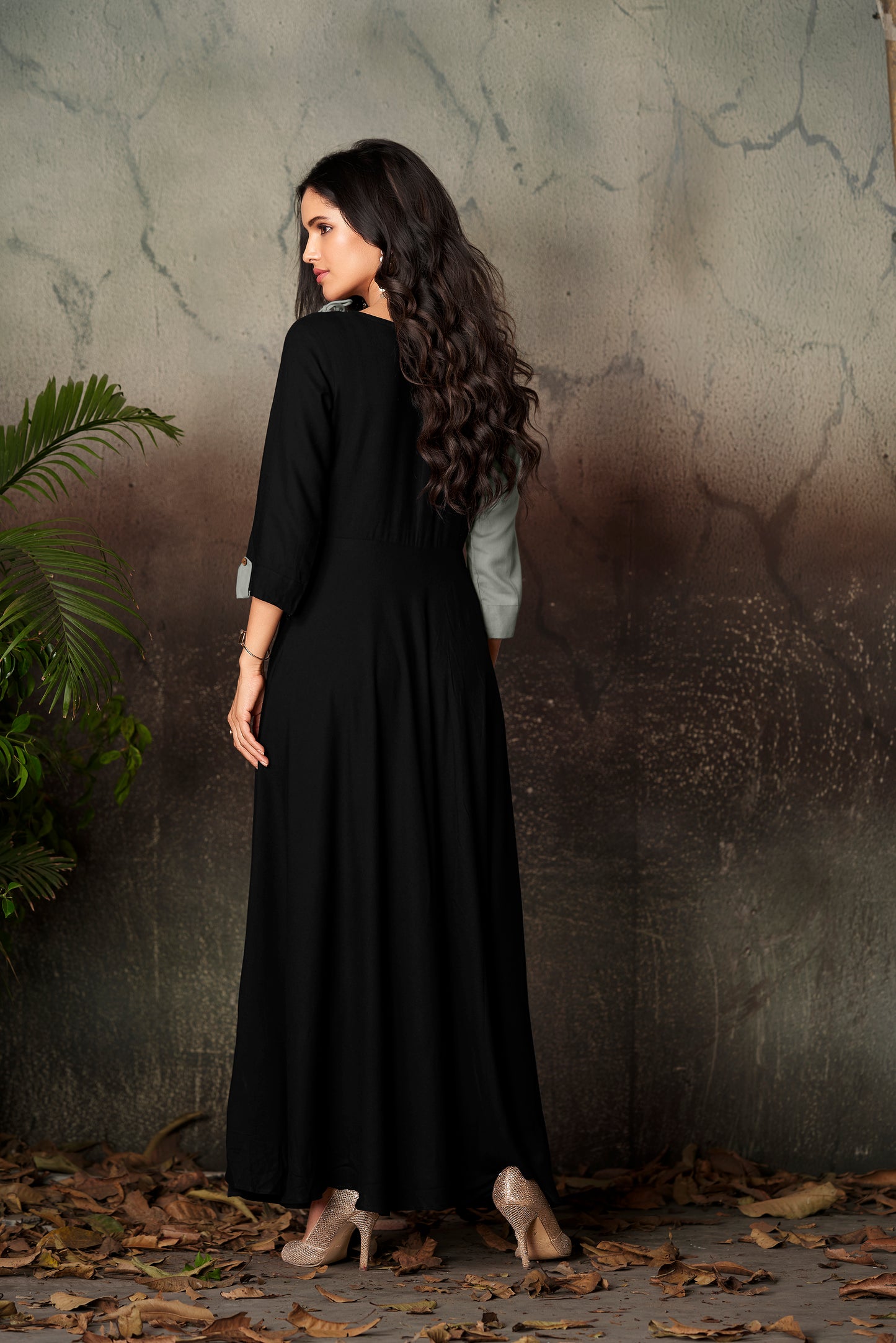 Langes Kurta-Oberteil aus Viskose in Schwarz und Salbeigrün mit Details