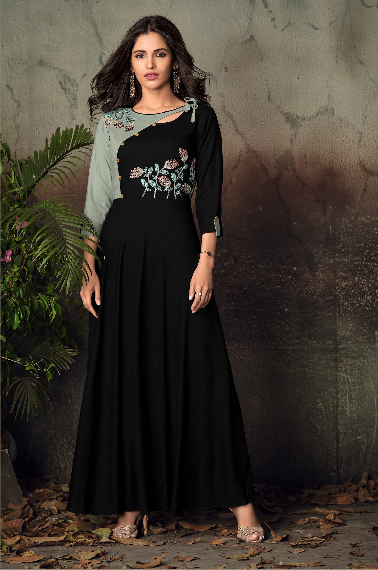 Langes Kurta-Oberteil aus Viskose in Schwarz und Salbeigrün mit Details
