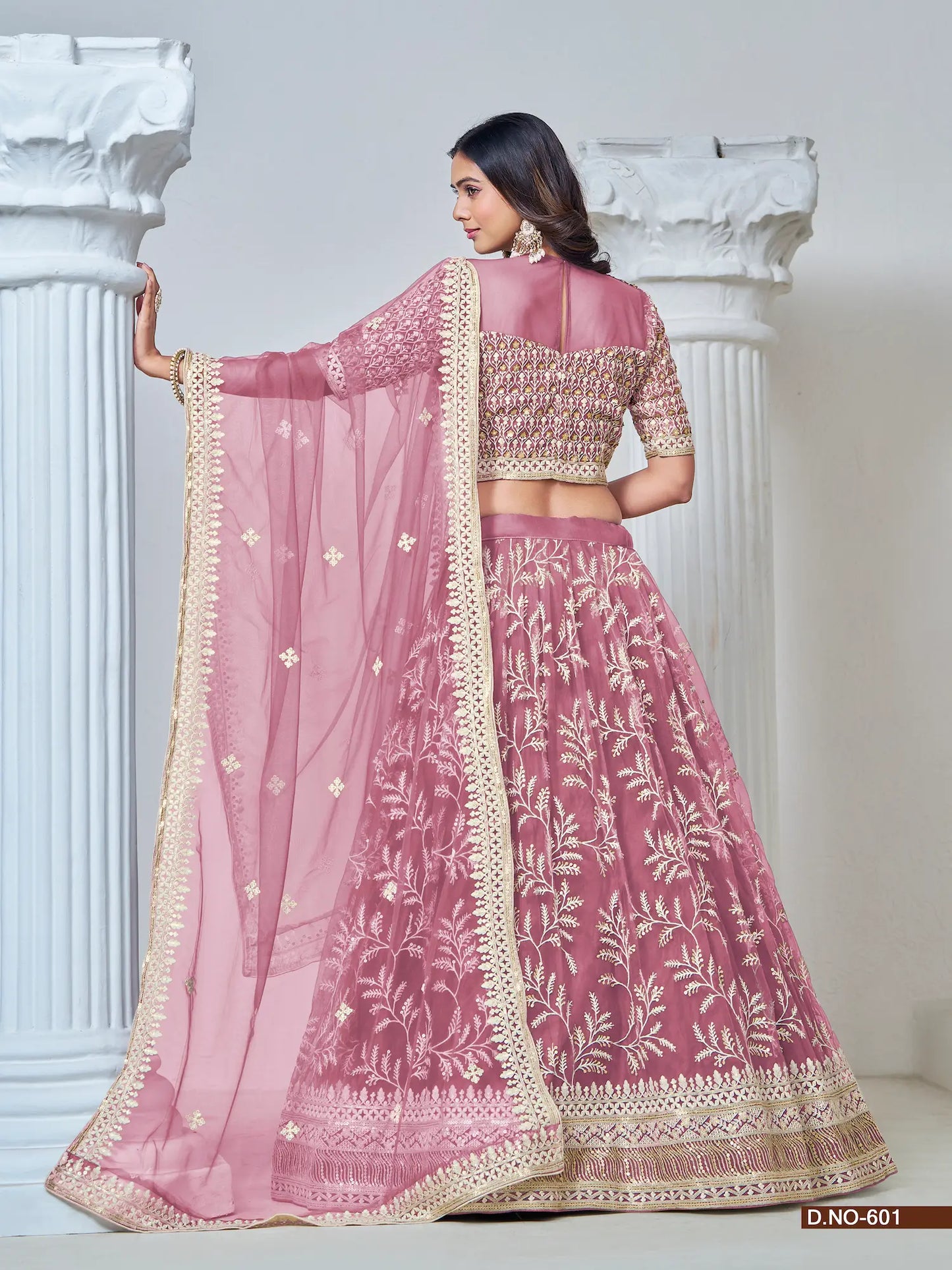 Zartrosa Tüll-Lehenga-Choli mit Fadenstickerei und Pailletten