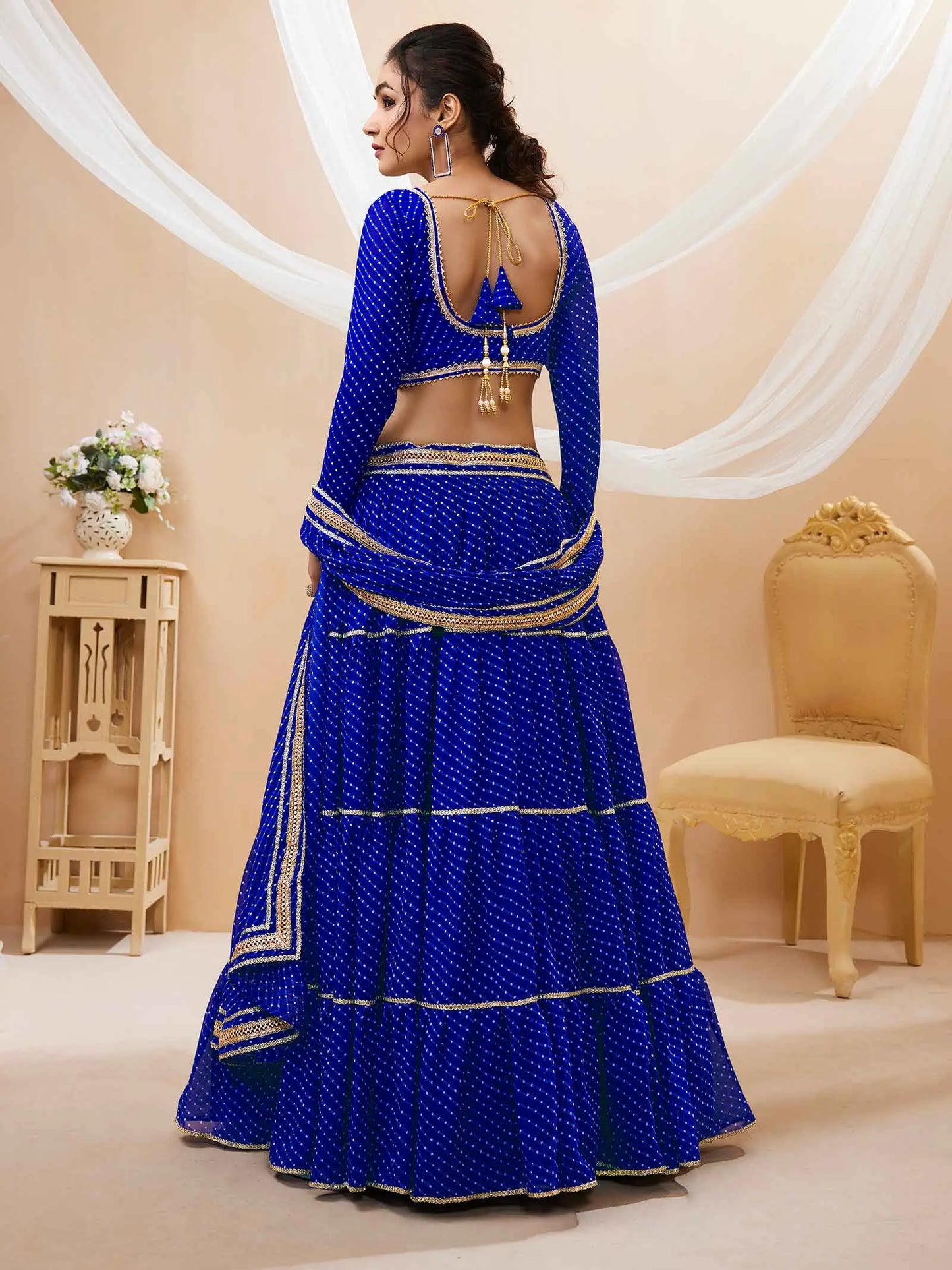 Lehenga bleu en georgette avec imprimé Leheriya et travail de dentelle sur toute la surface