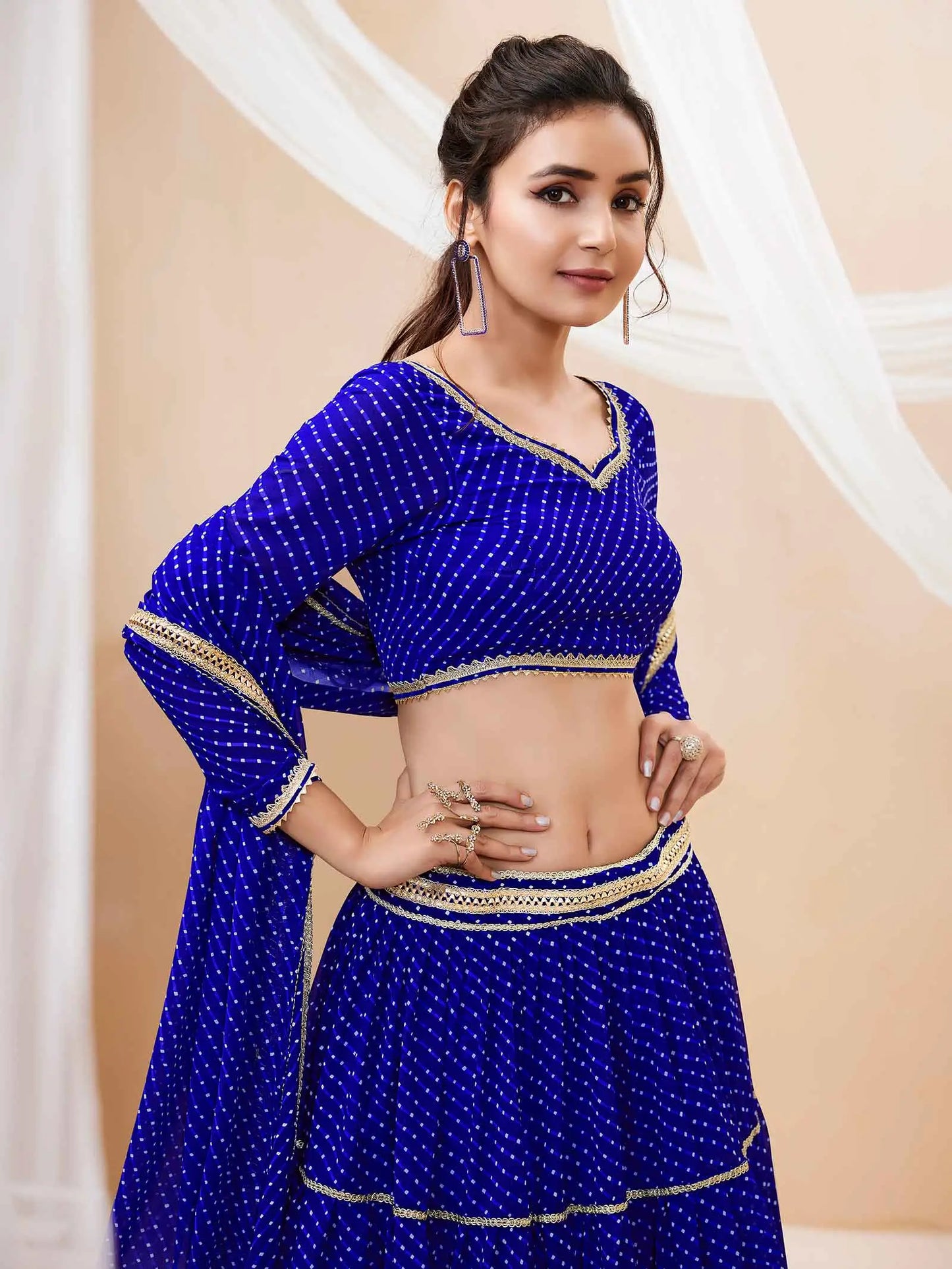 Lehenga bleu en georgette avec imprimé Leheriya et travail de dentelle sur toute la surface