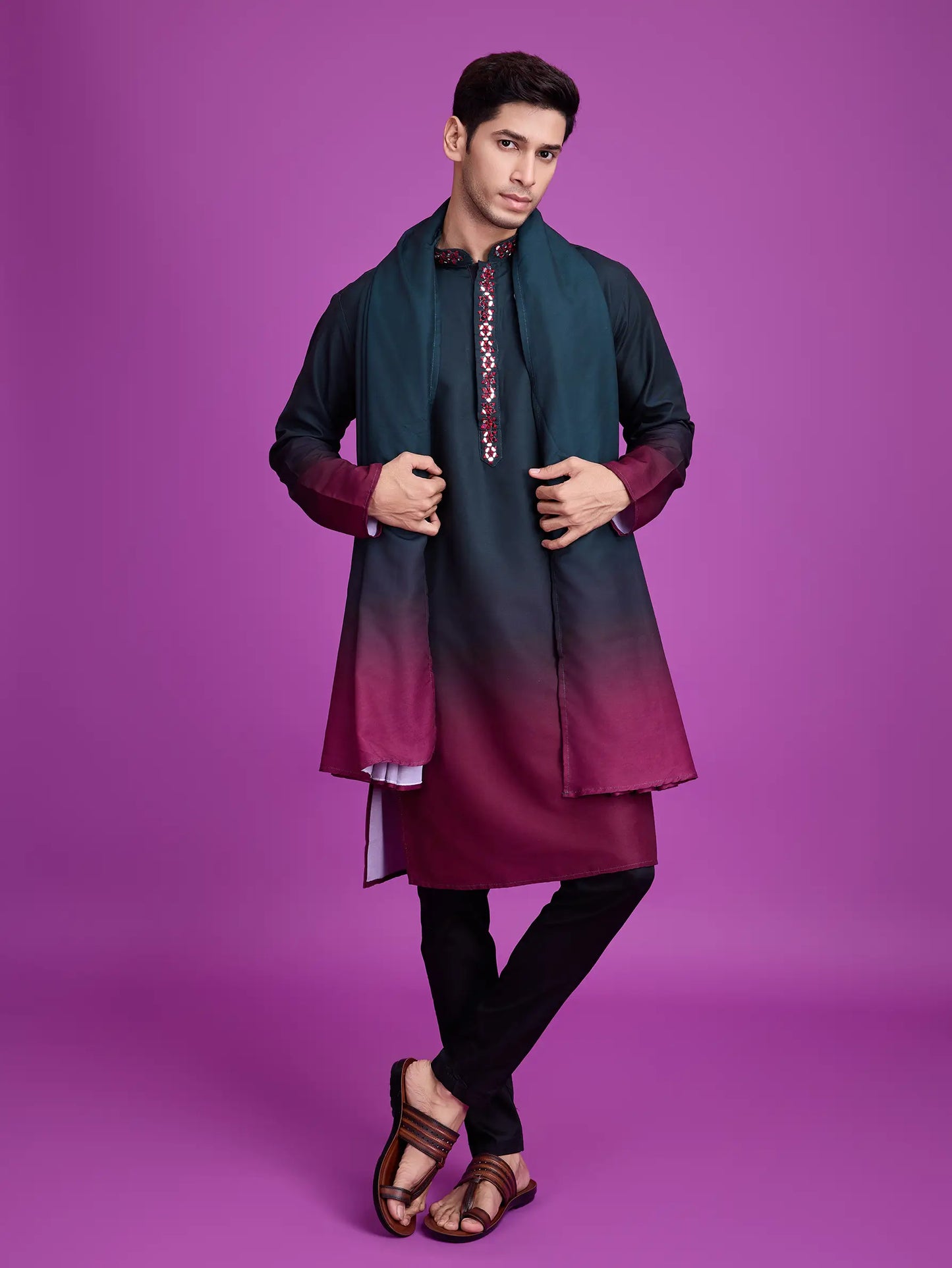 Grünes und burgunderfarbenes Viskose-Kurta mit Handspiegelarbeit